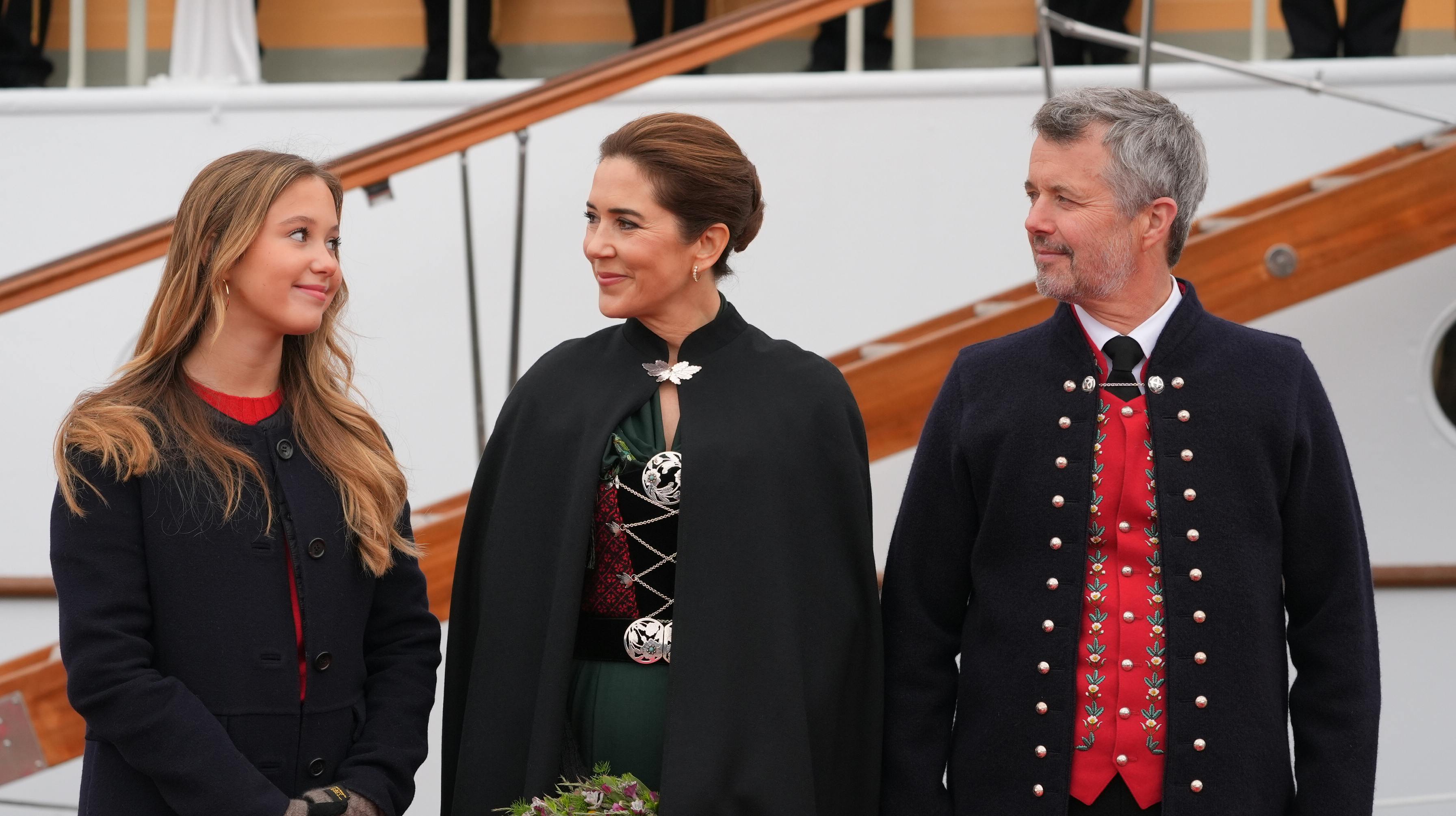 Kong Frederik og dronning Mary er for kort tid siden ankommet til Tórshavn – og det var i festlig stil!