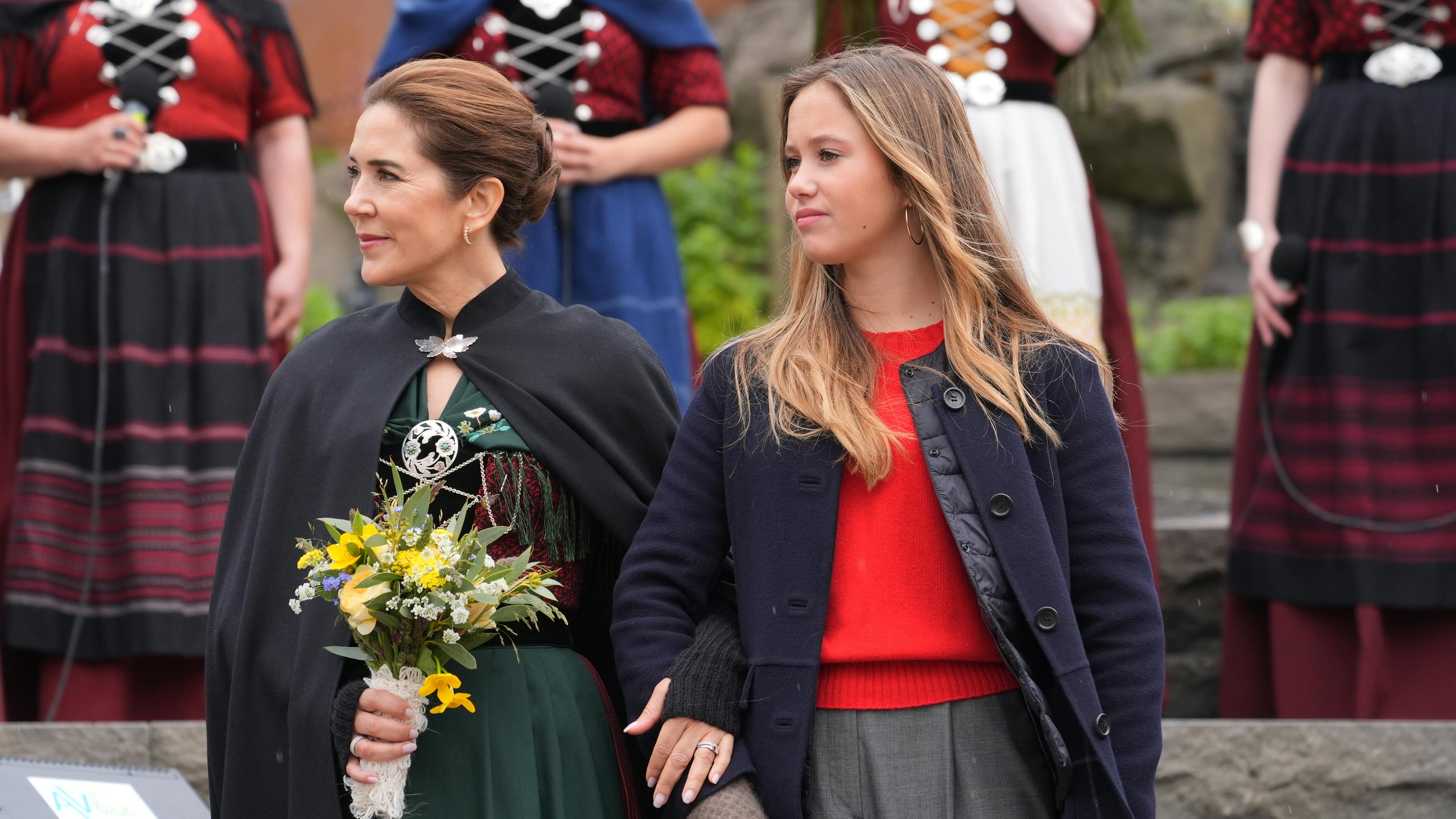 Dronning Mary og prinsesse Josephine arm i arm, efter Marys indgriben.