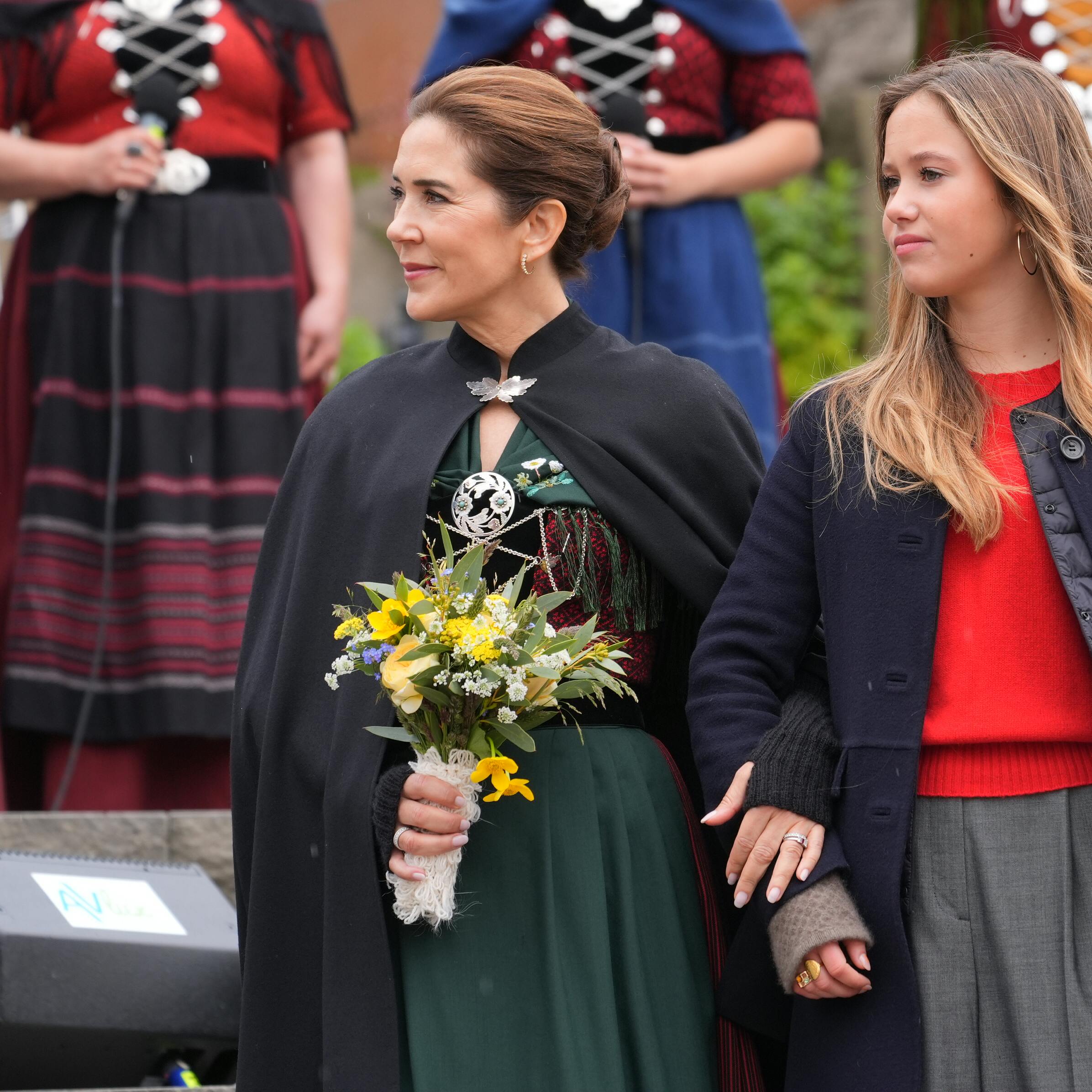Dronning Mary og prinsesse Josephine arm i arm, efter Marys indgriben.
