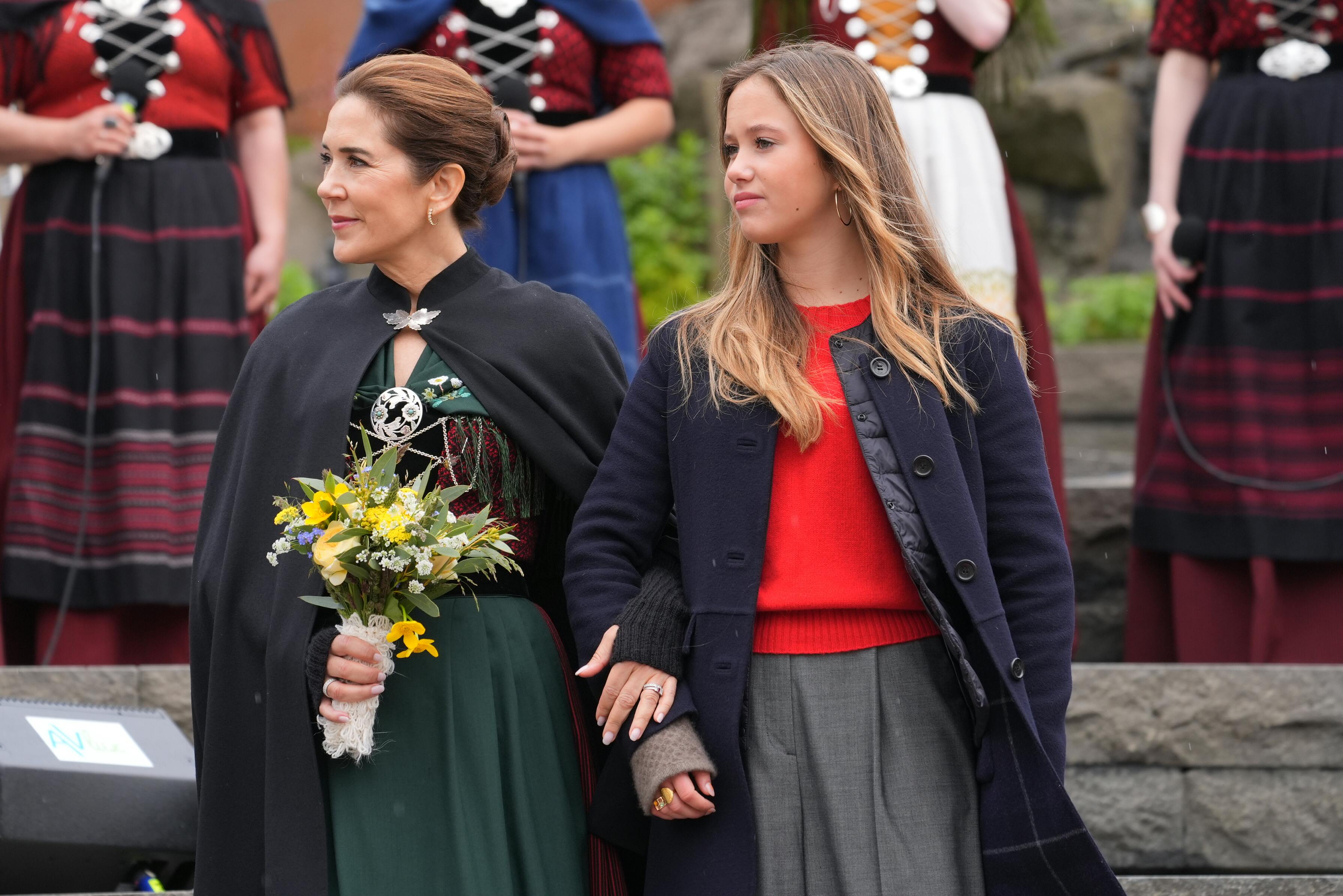 Dronning Mary og prinsesse Josephine arm i arm, efter Marys indgriben.