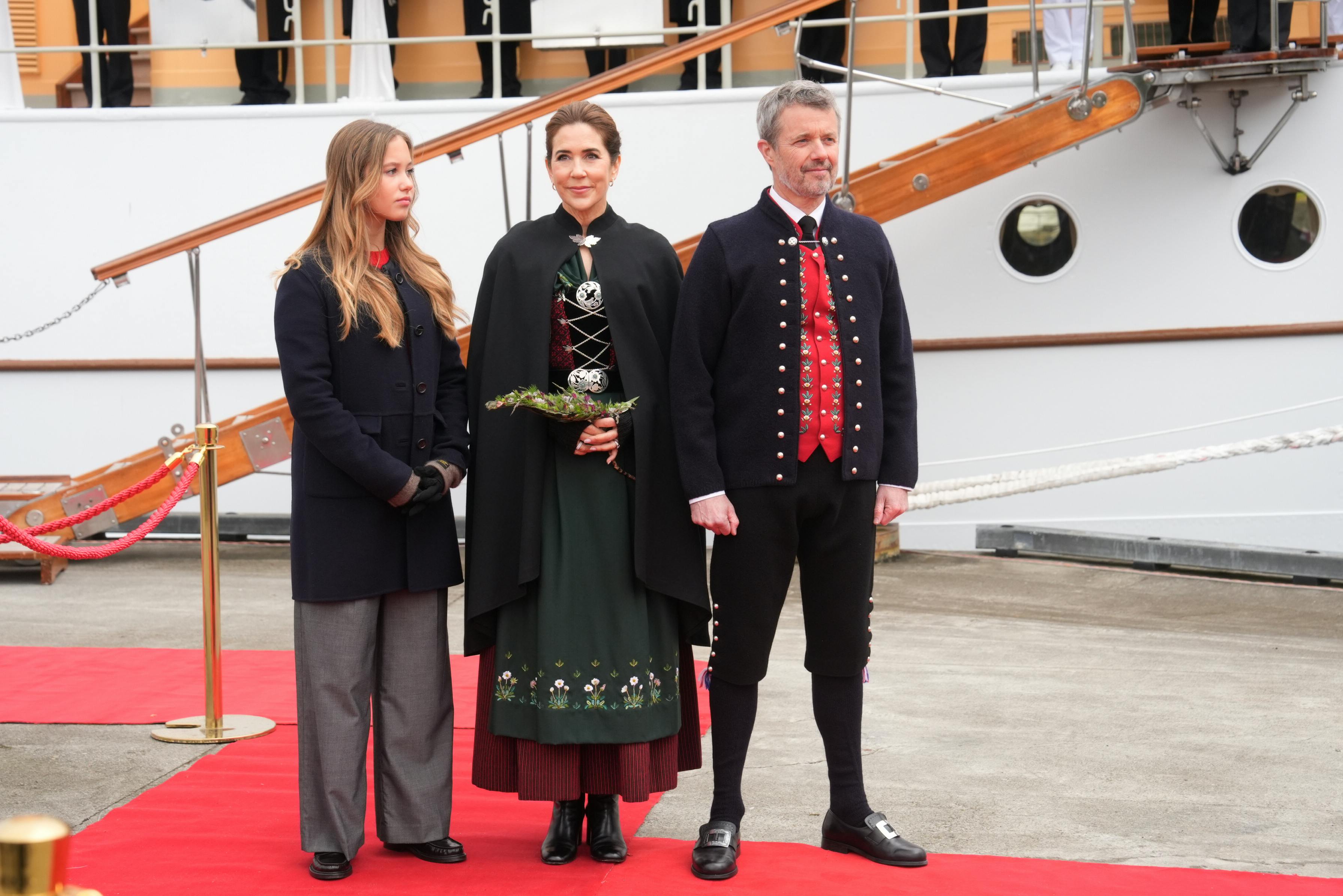 Prinsesse Josephine, dronning Mary og kong Frederik ankom til det officielle besøg i kongeskibet Dannebrog - men deres eget transportmiddel til Færøerne foregik næppe via vandet.