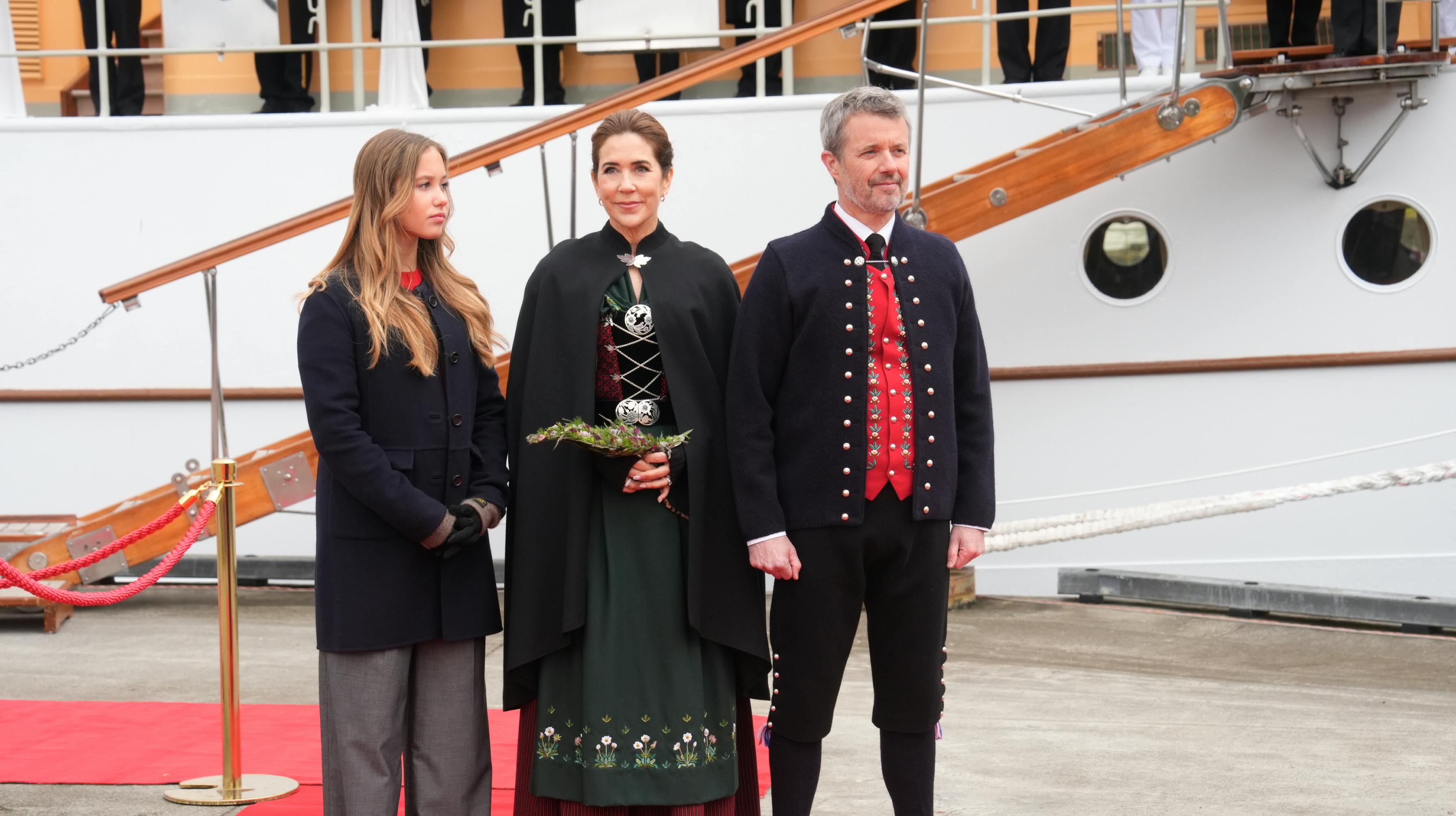 Prinsesse Josephine, dronning Mary og kong Frederik ankom til det officielle besøg i kongeskibet Dannebrog - men deres eget transportmiddel til Færøerne foregik næppe via vandet.