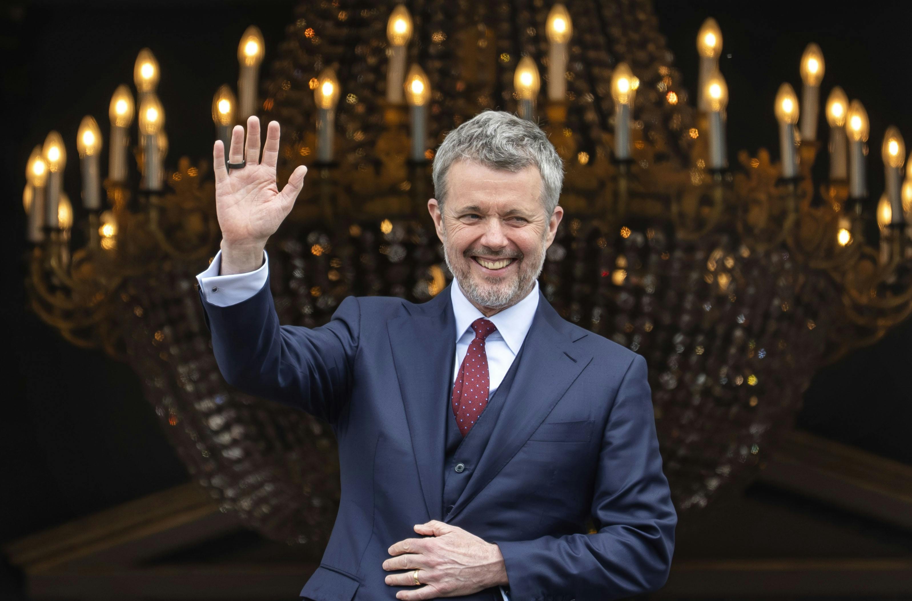 OPGAVE: Kong Frederik hyldes på balkonen