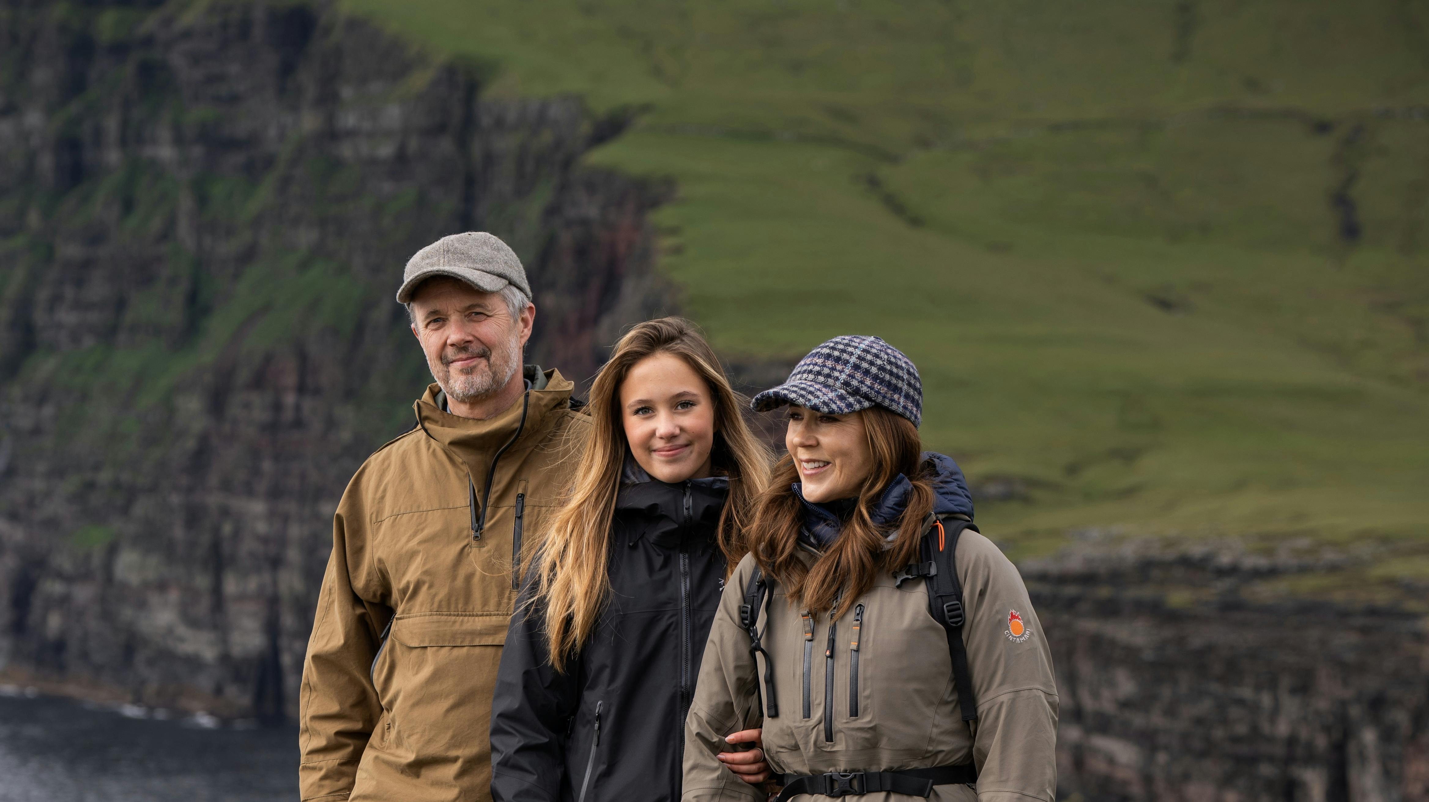 Prinsesse Josephine rejser på en noget anden måde end mor og far, mens hun er med kongeparret på officielt besøg på Færøerne.