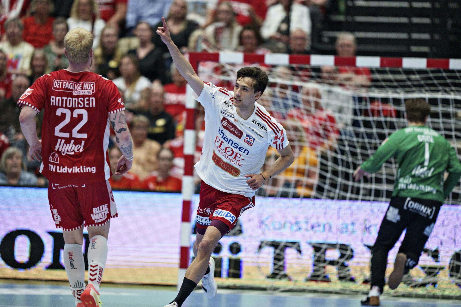 Kasper Young blev meldt ude på ubestemt tid. Han er nu meldt til den nye sæson. 