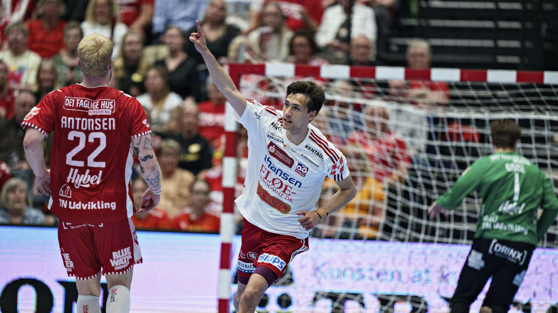 Kasper Young blev meldt ude på ubestemt tid. Han er nu meldt til den nye sæson.