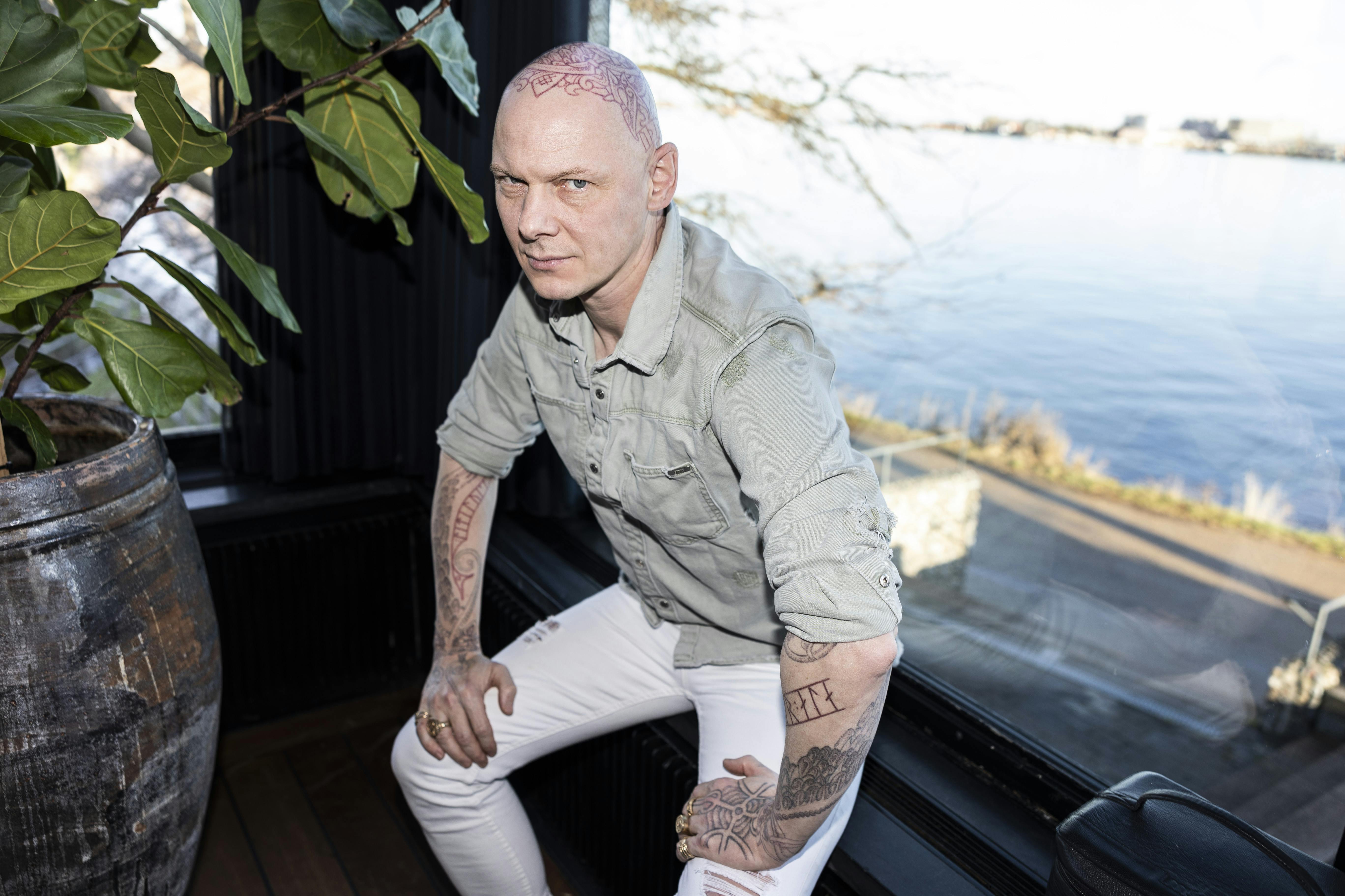 Jim Lyngvild har hele sit liv oplevet voldsomme anfald, der både er psykisk og fysisk tortur.