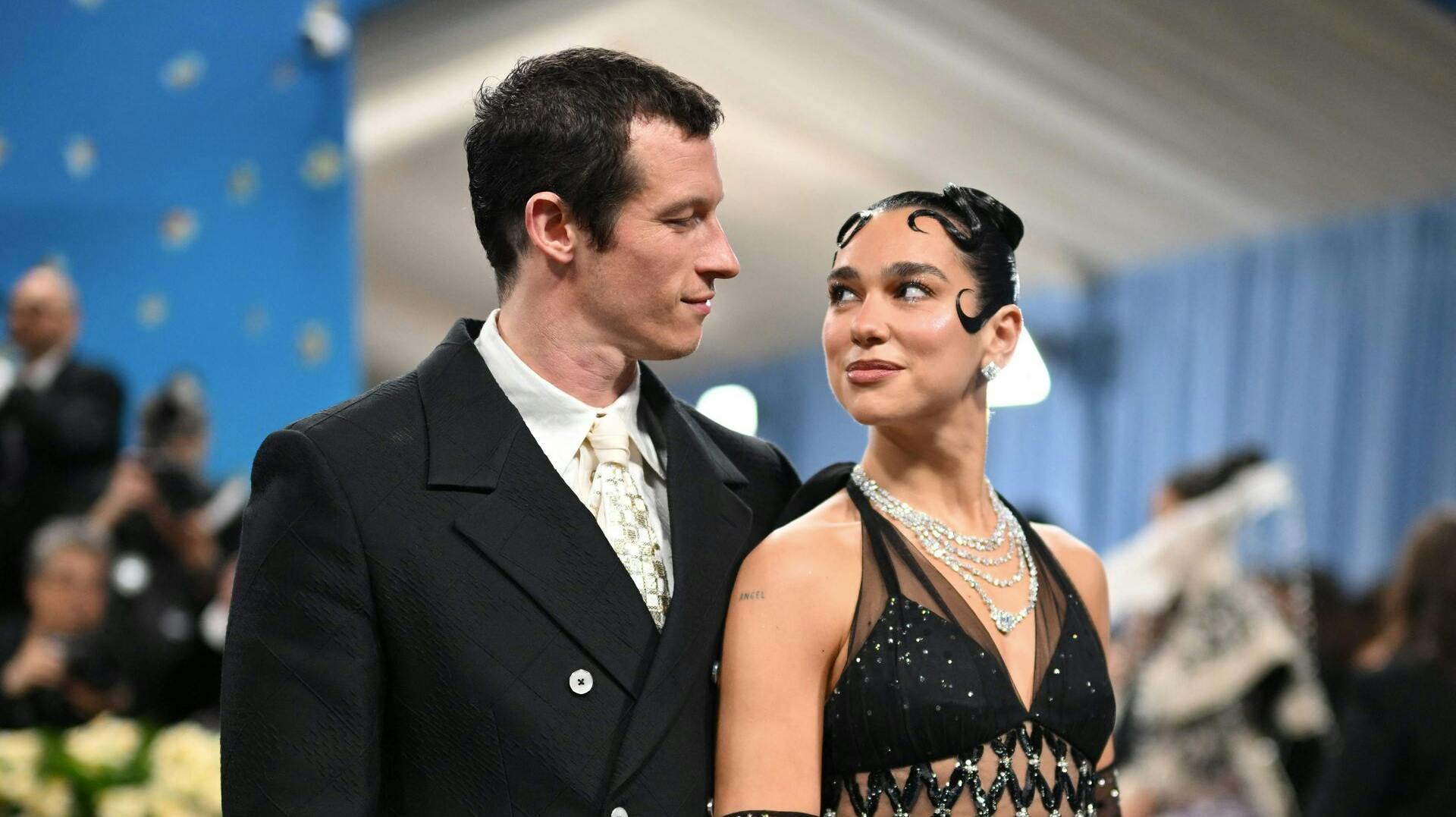 I snart et halvt år har rygterne gået på, at Dua Lipa og Callum Turner er forlovet. Nu afslører sangeren endelig, at rygterne passer.