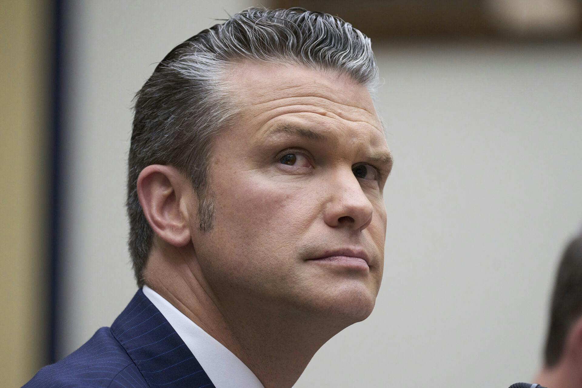 USA's forsvarsminister, Pete Hegseth, afviger i sit svar, da han torsdag i et kongresudvalg bliver spurgt, om USA har en plan for en mulig invasion af blandt andet Grønland.