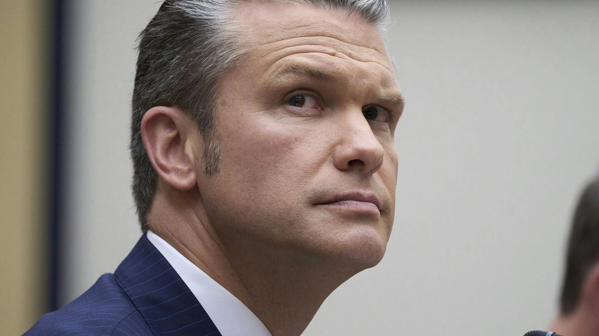 USA's forsvarsminister, Pete Hegseth, afviger i sit svar, da han torsdag i et kongresudvalg bliver spurgt, om USA har en plan for en mulig invasion af blandt andet Grønland.