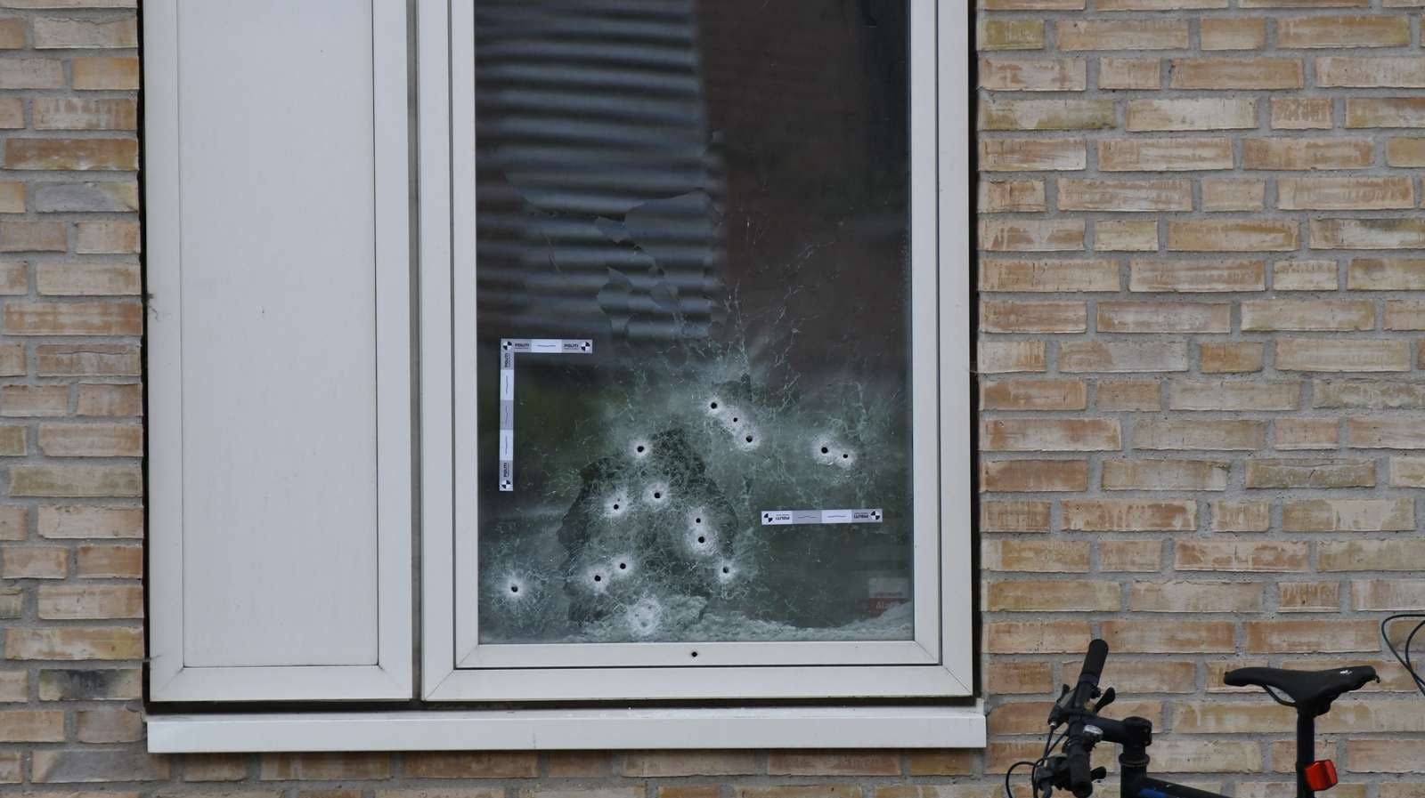 Der kan tælles omkring 17 skudhuller i ruden ind til lejligheden, hvorfra skuddene faldt.
