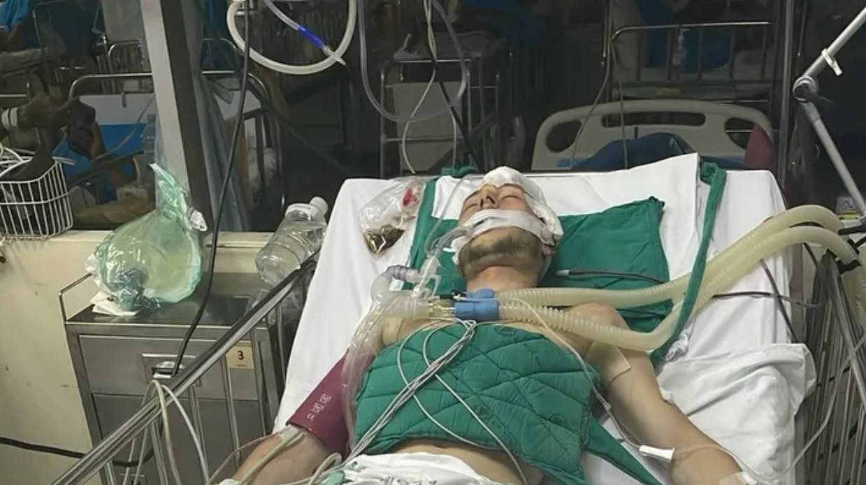 En britisk turist, der forsvandt under en bytur i Thailand, der nu dukket op igen – på et hospital i Bangkok, hvor han har gennemgået en operation i hjernen&nbsp;