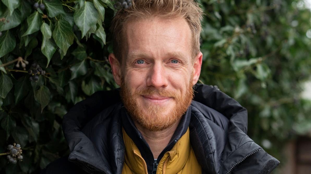 Den 46-årige vært på DR-programmet "Kender du typen?" faldt pludseligt om på en ferie i Nordjylland. Han blev reddet af sin søn og en kvindelig hjerteløber.