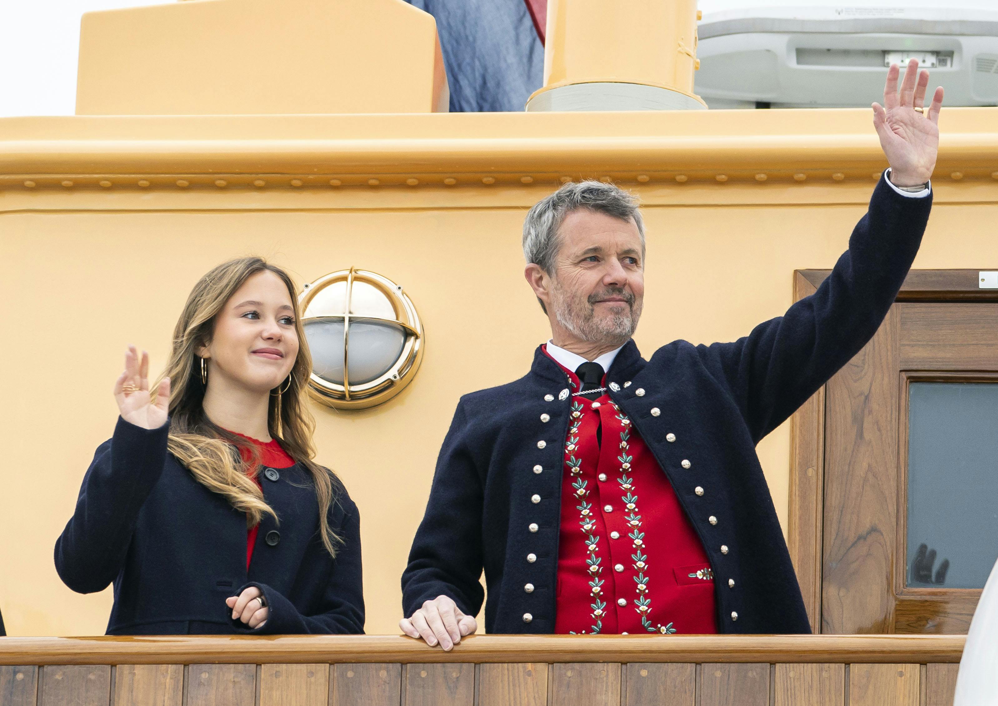 OPGAVE: Kong Frederik, dronning Mary og prinsesse Josephine på officielt besøg på Færøerne. Her er det ankomst med Dannebrog.STED: Bursatangi -ThorshavnDATO: 20250611JOURNALIST: Marianne SingerFOTOGRAF: Hanne Juul