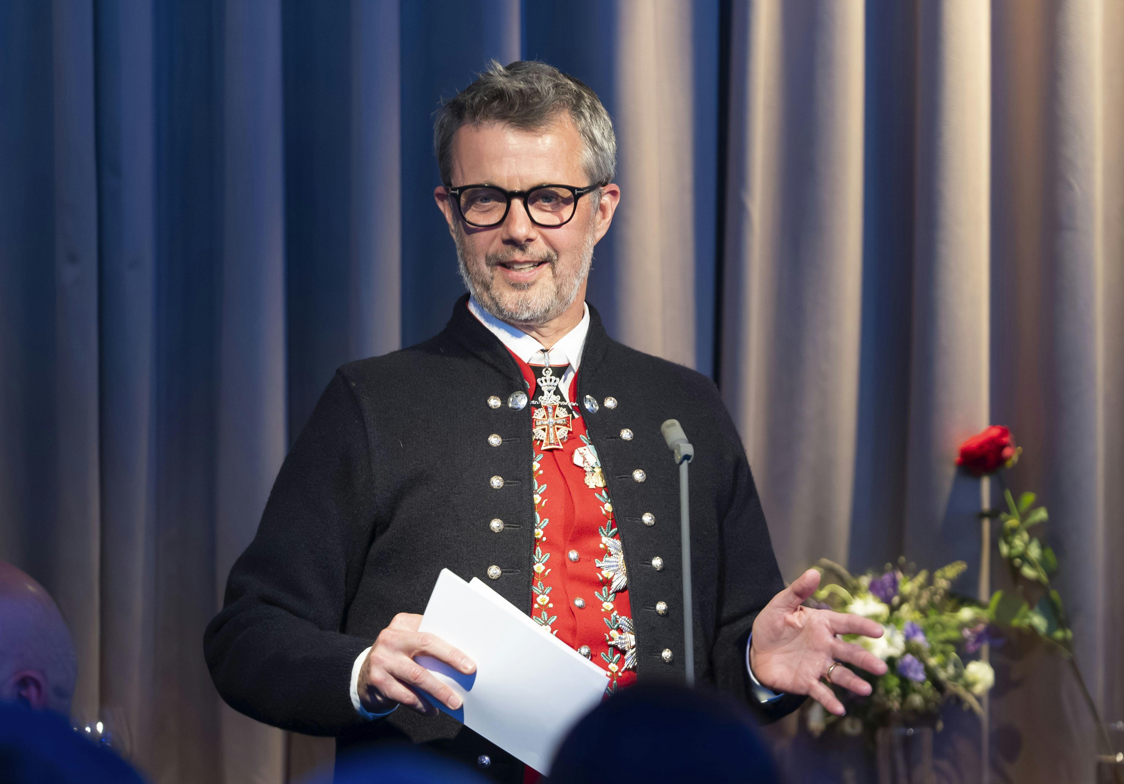OPGAVE: Kong Frederik, dronning Mary og prinsesse Josephine på officielt besøg på Færøerne. Kongeparret deltager ifestmiddag på HotelFøroyar - talerneSTED: ThorshavnDATO: 20250611JOURNALIST: Marianne SingerFOTOGRAF: Hanne Juul