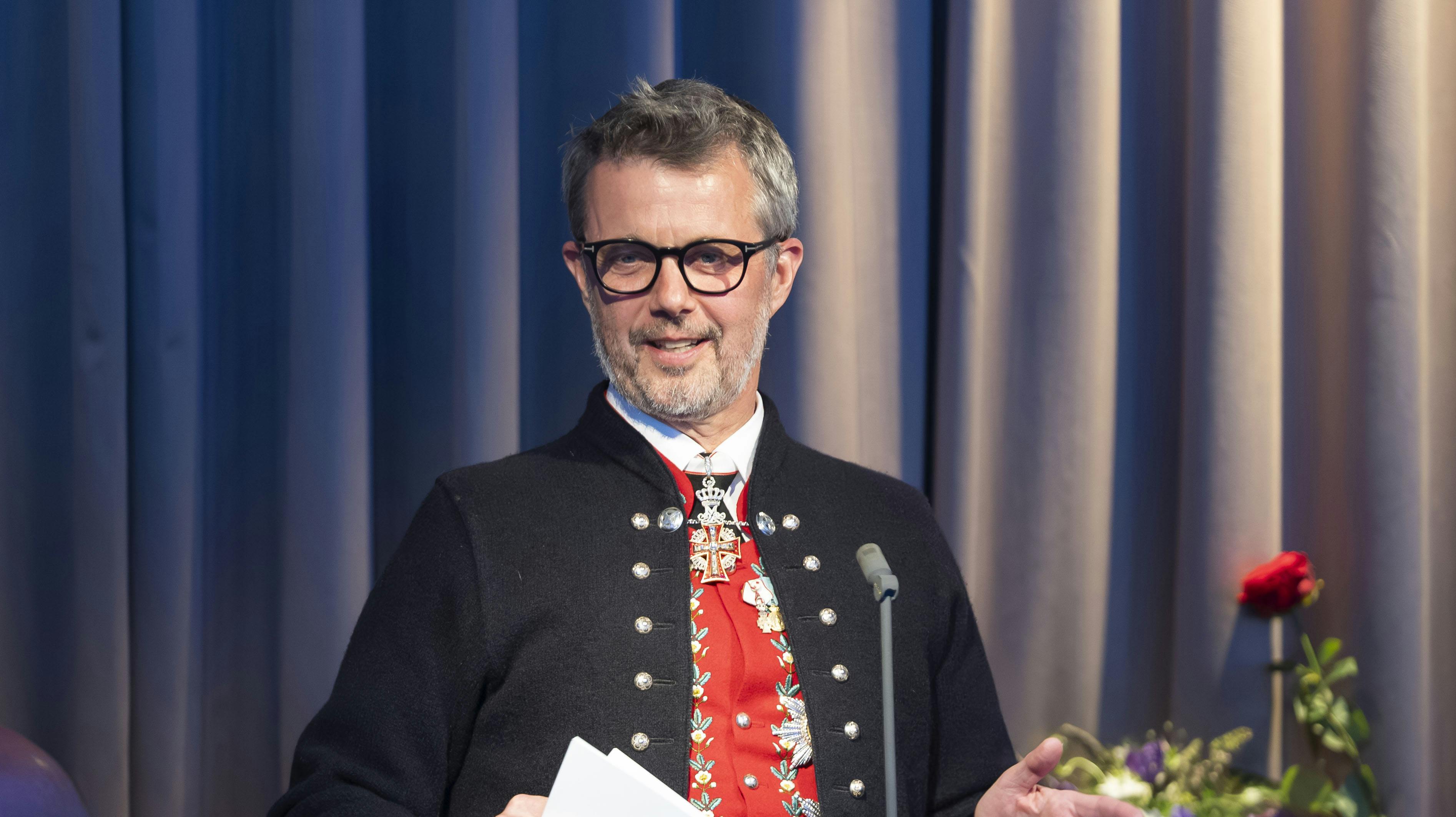 OPGAVE: Kong Frederik, dronning Mary og prinsesse Josephine på officielt besøg på Færøerne. Kongeparret deltager ifestmiddag på HotelFøroyar - talerneSTED: ThorshavnDATO: 20250611JOURNALIST: Marianne SingerFOTOGRAF: Hanne Juul