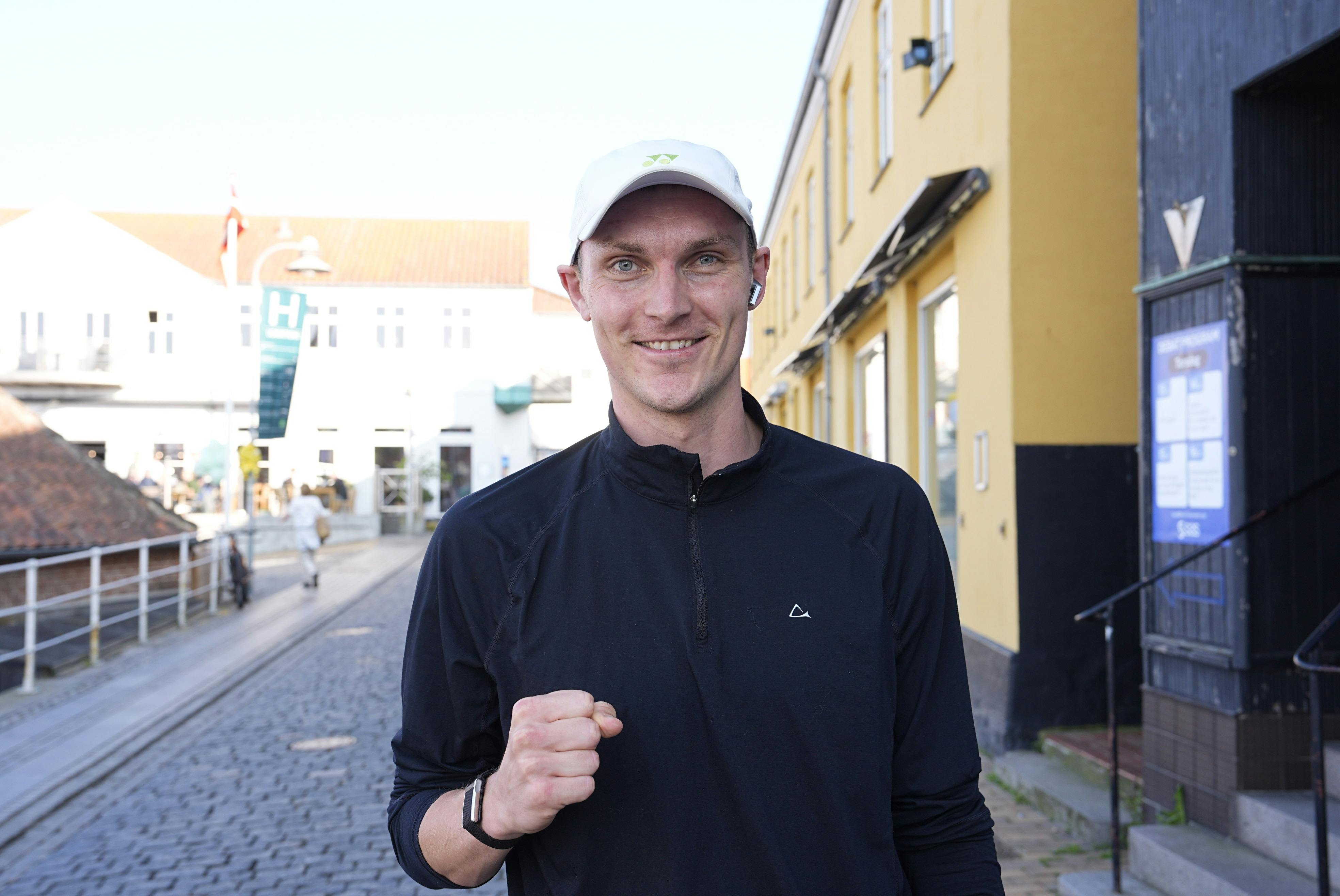 Der var godt humør hos Viktor Axelsen under onsdagens løbetur.