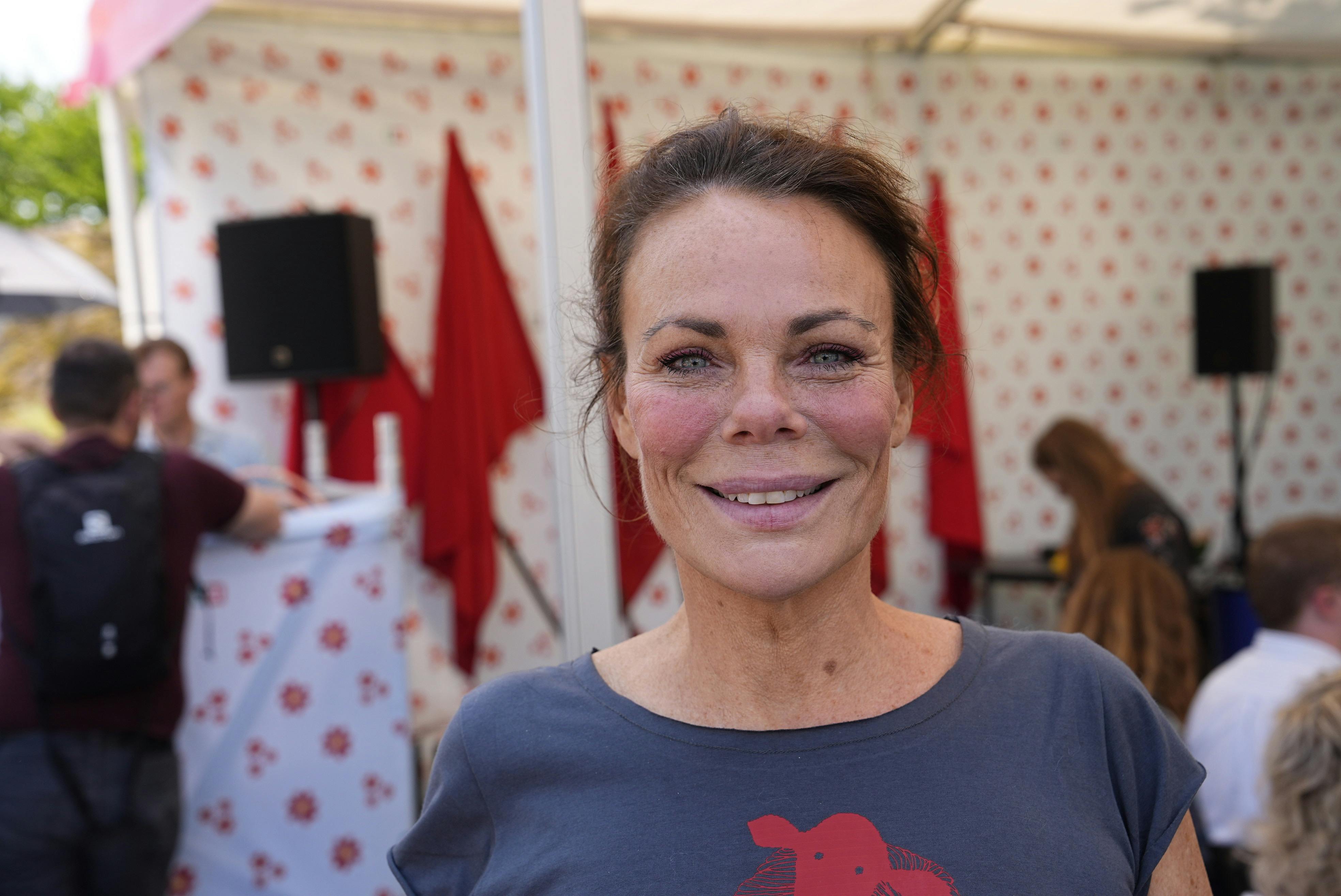 "Det, vi taler om"-podcastværten Ditte Okman har også fundet vej til solskinsøen.