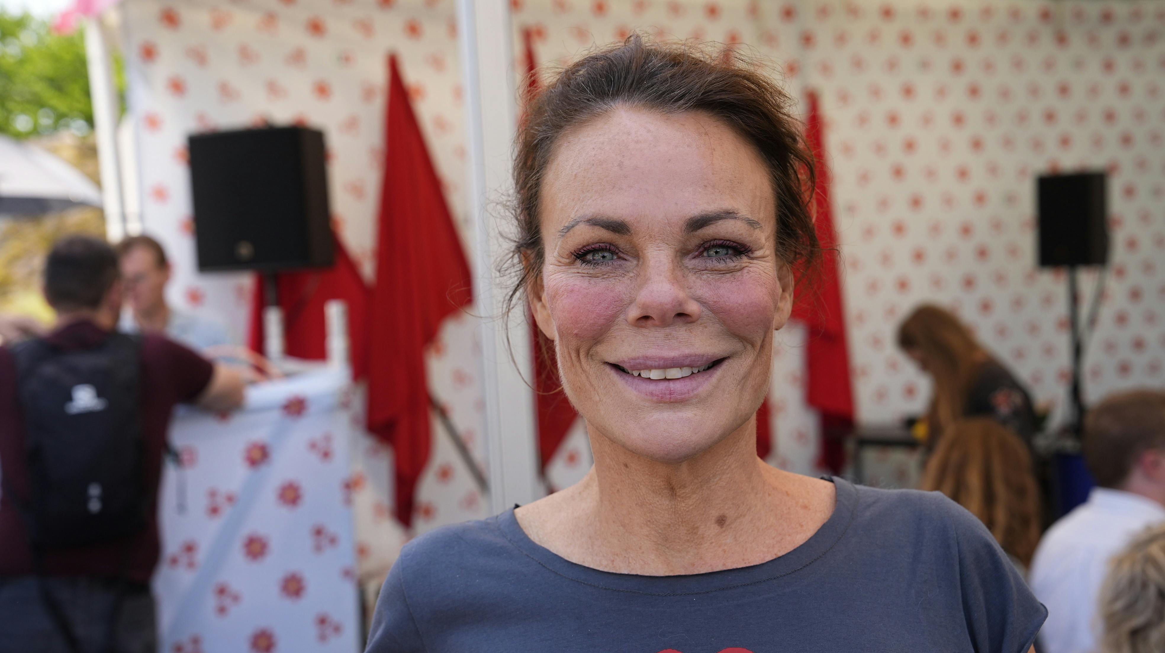 "Det, vi taler om"-podcastværten Ditte Okman har også fundet vej til solskinsøen.