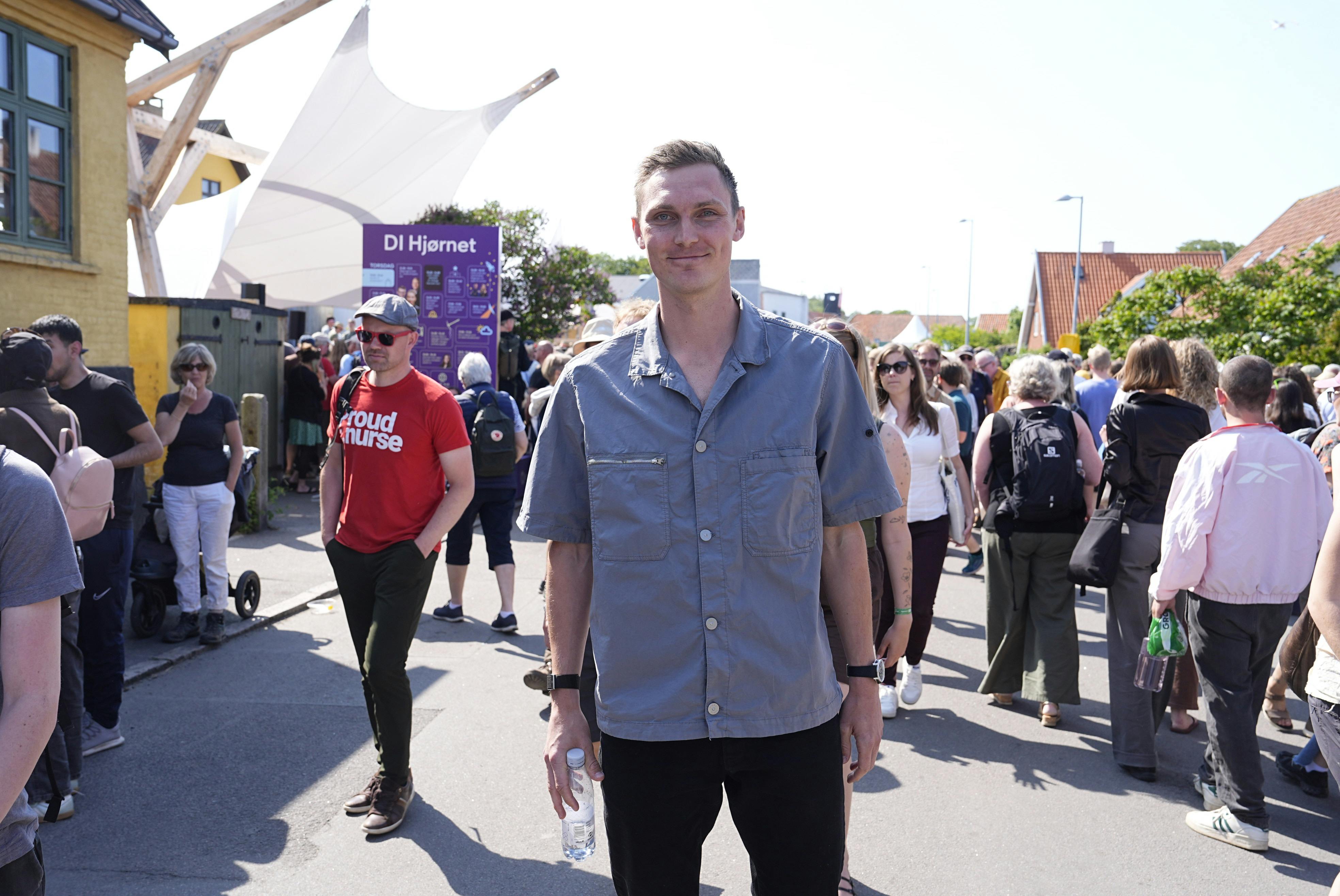 Viktor Axelsen er taget en tur til Bornholm, hvor der i disse dage er Folkemøde. Badmintonstjernen har dog ikke familien med sig.