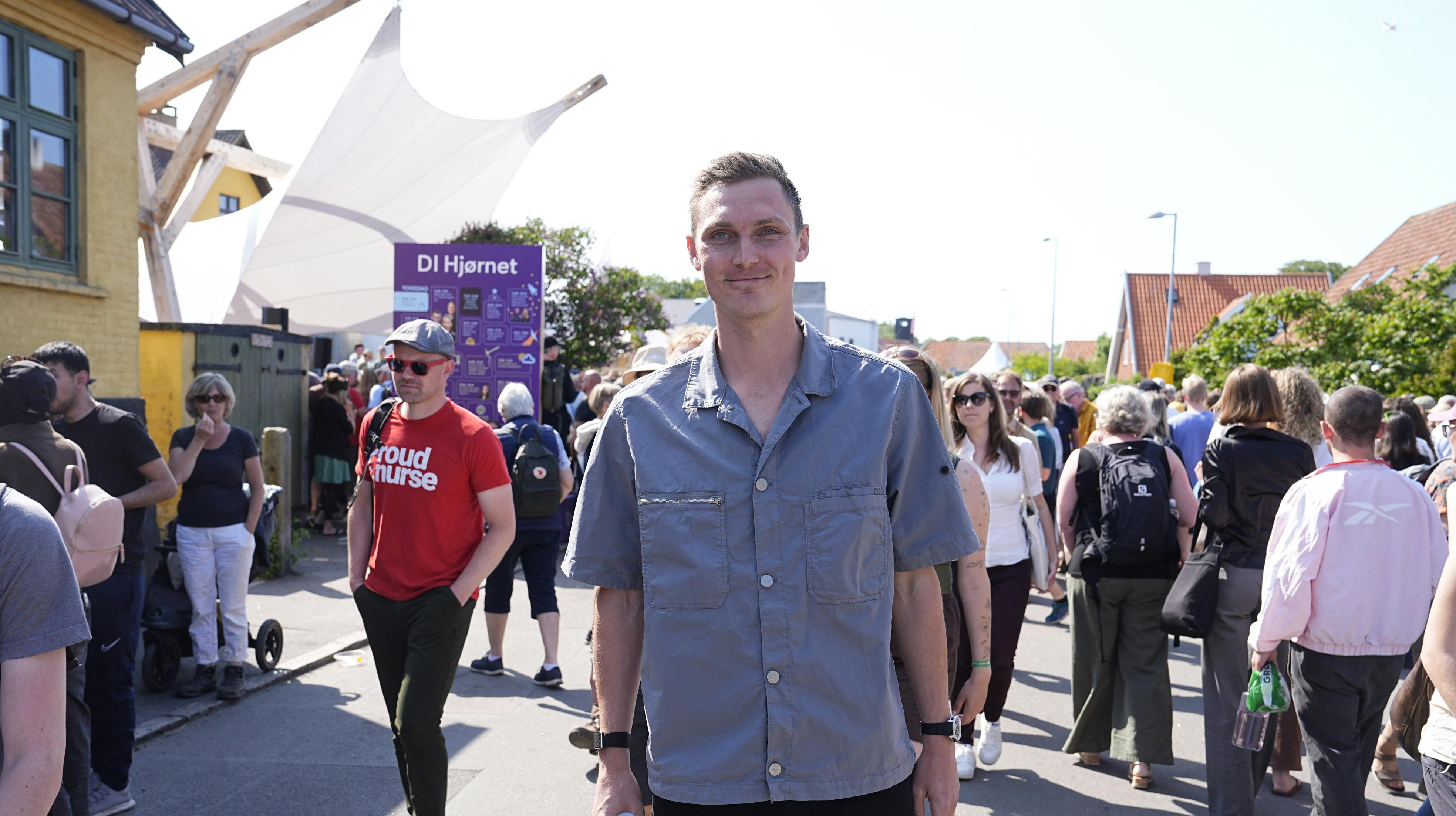 Viktor Axelsen er taget en tur til Bornholm, hvor der i disse dage er Folkemøde. Badmintonstjernen har dog ikke familien med sig.