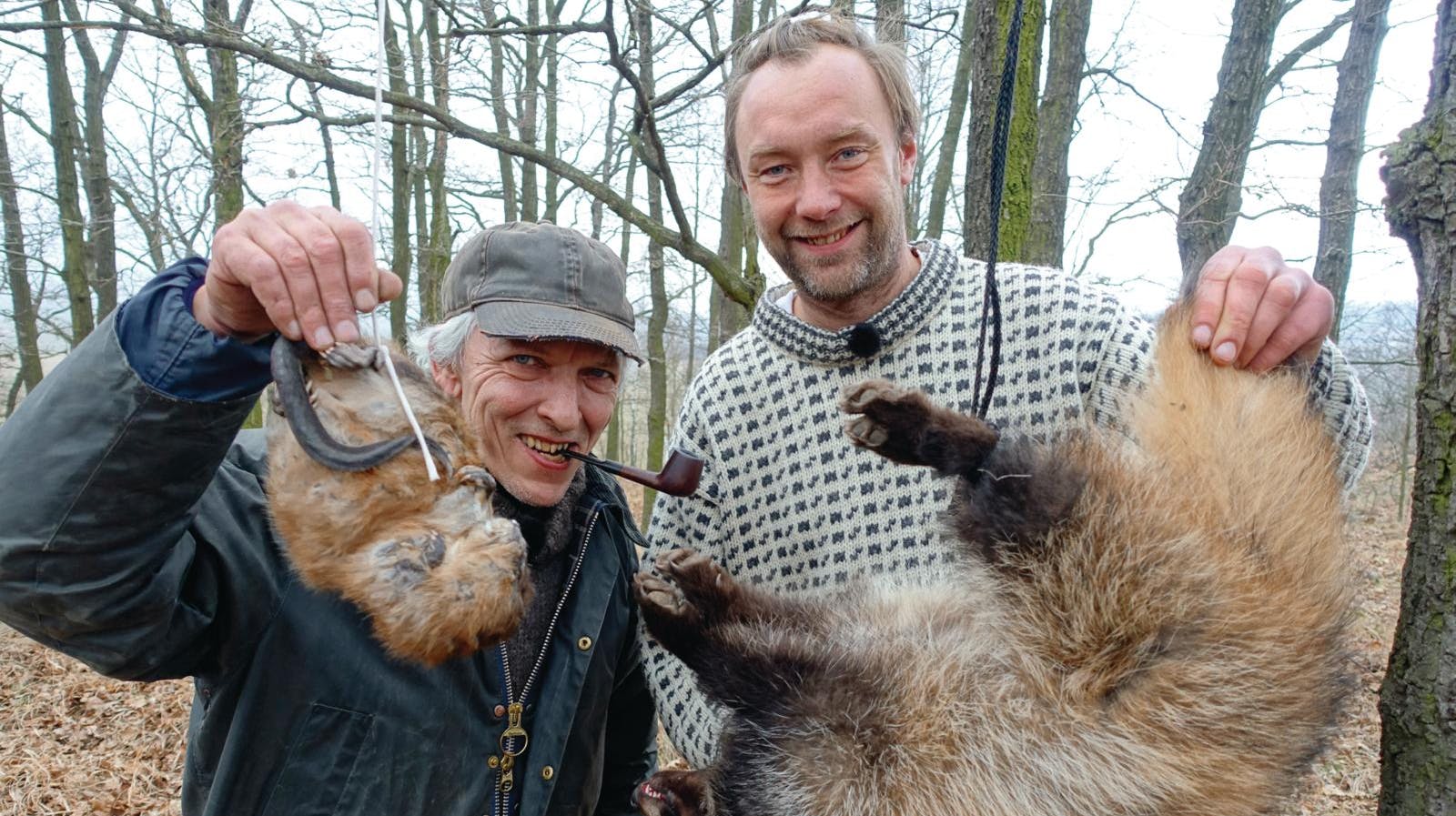 I 2025 bliver det endegyldigt sidste gang, vi ser Jørgen og Nikolaj sammen i Nak & Æd. 16. sæson bliver kulminationen på en rejse, der begyndte som et skævt eksperiment og endte som en hjørnesten i dansk public service.