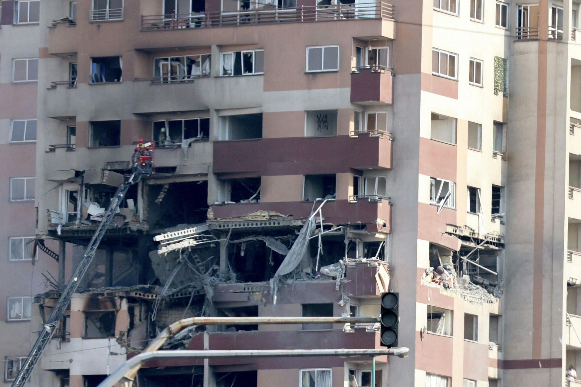 Sådan så det fredag morgen ud i et boligområde i Tehran, som blev bombet. Det skete sandsynligvis i forsøget på at dræbe en eller flere højtstående personer i Irans atomprogram.