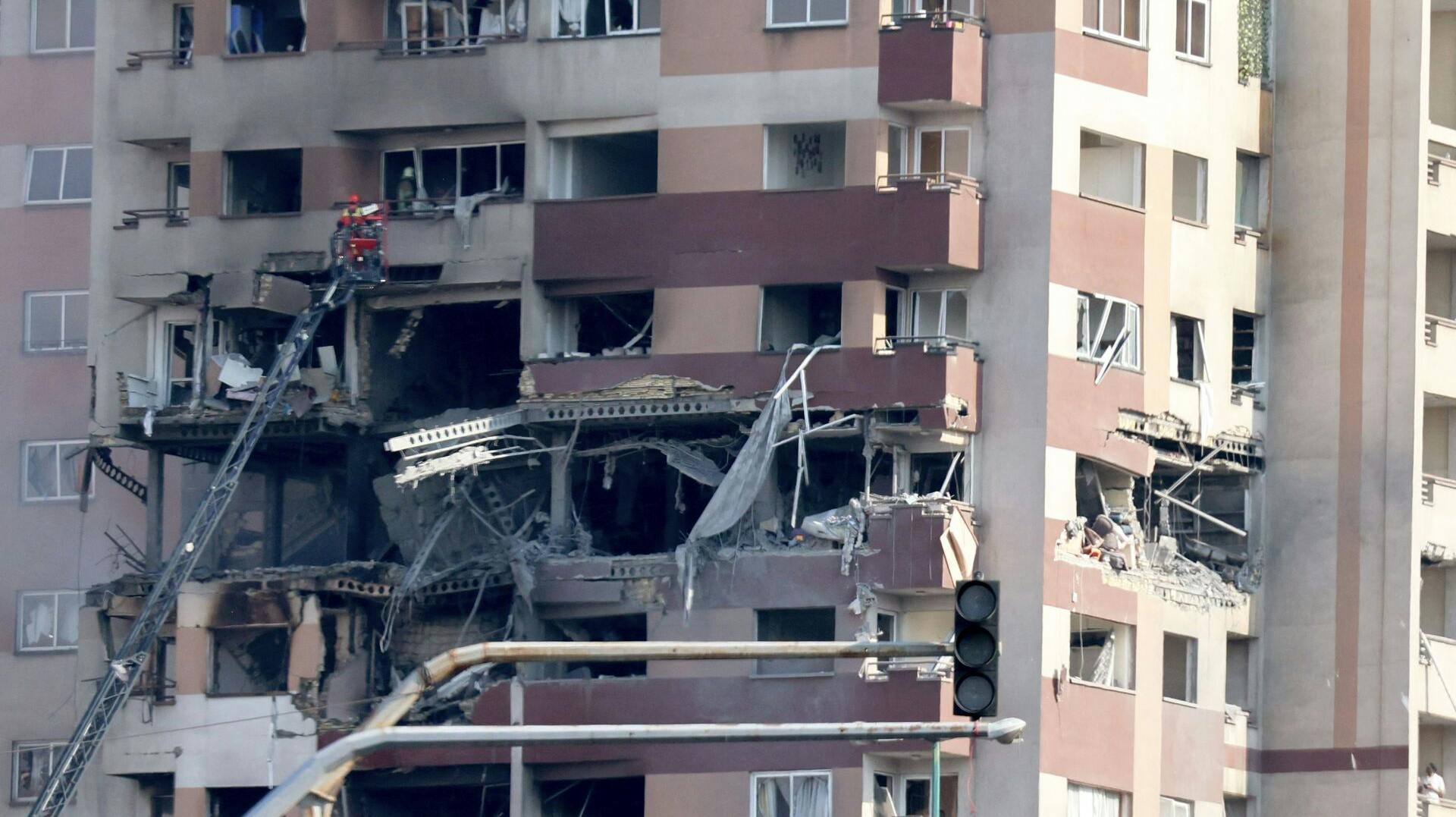 Sådan så det fredag morgen ud i et boligområde i Tehran, som blev bombet. Det skete sandsynligvis i forsøget på at dræbe en eller flere højtstående personer i Irans atomprogram.