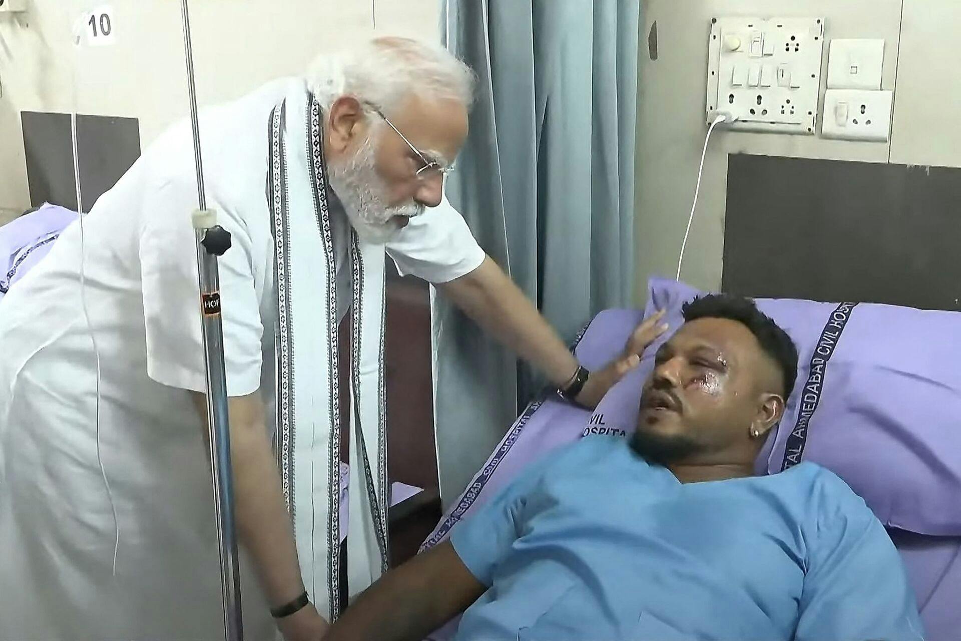 Den indiske premierminister Narendra Modi har besøgt Vishwash Kumar Ramesh på hospitalet.