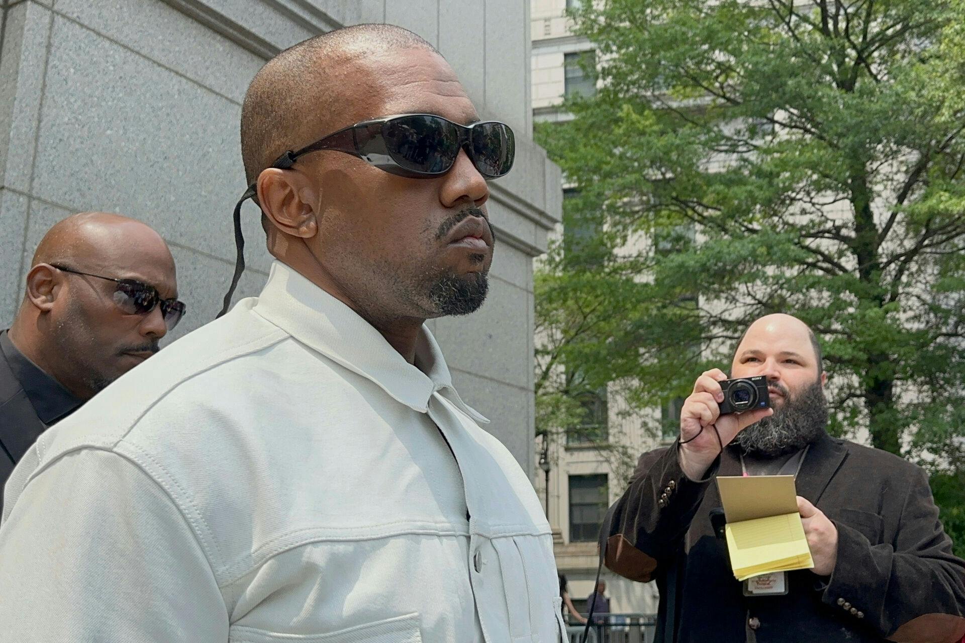 Kanye West - eller bare Ye - forlader her retsbygningen efter at have vist sin støtte til Sean "Diddy" Combs.
