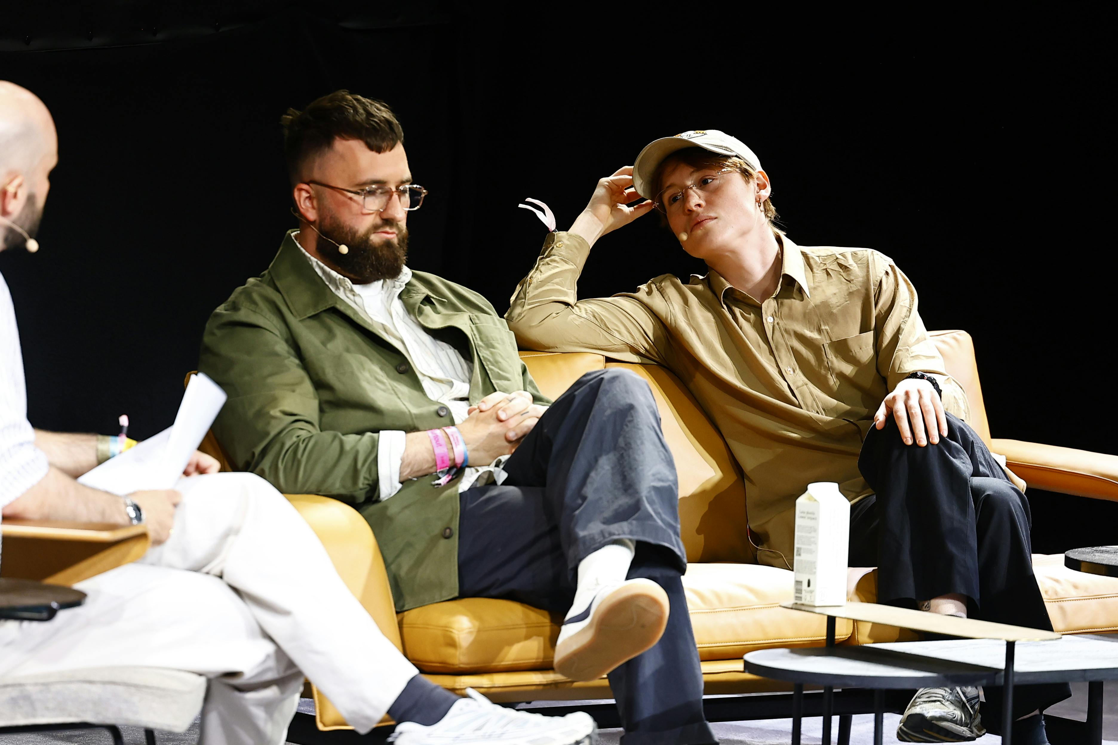 Her sidder Jonas Risvig og Nina Rask og taler om stort og småt til Heartland Festival. 