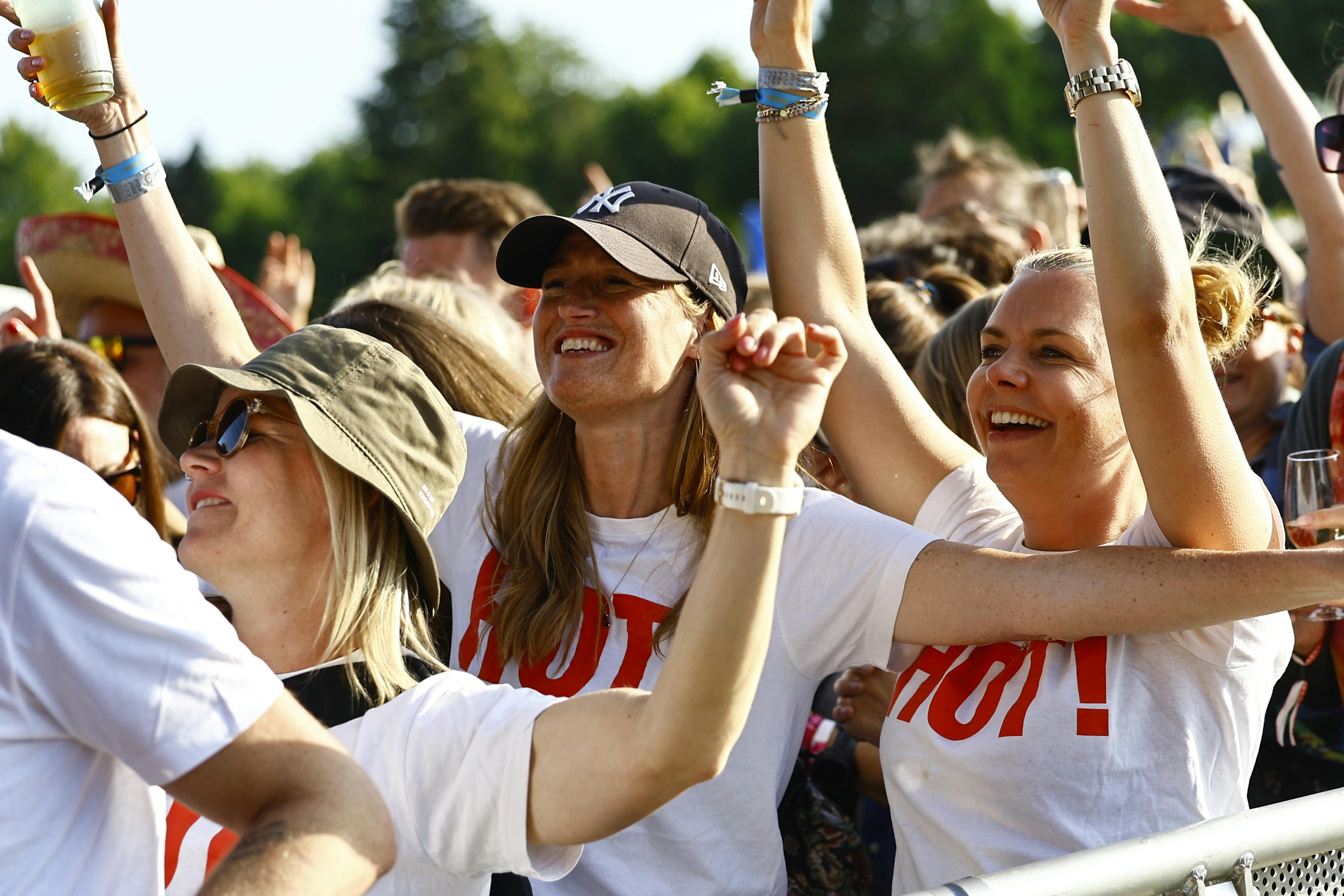 Flere af gæsterne var så velforberedte, da de var iklædt Nik og Jay-merch.