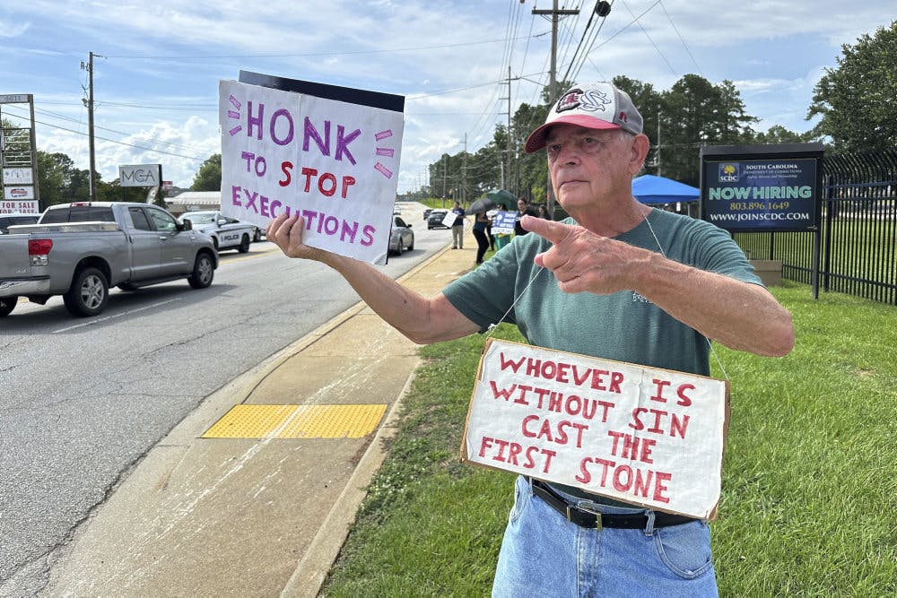 Billede fra fredag hvor amerikaneren Bucky Bruce demonstrerer mod den planlagte henrettelse af den dødsdømte Stephen Stanko. Stanko blev henrettet natten til lørdag dansk tid. 