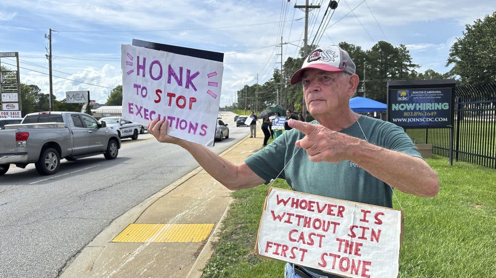 Billede fra fredag hvor amerikaneren Bucky Bruce demonstrerer mod den planlagte henrettelse af den dødsdømte Stephen Stanko. Stanko blev henrettet natten til lørdag dansk tid.