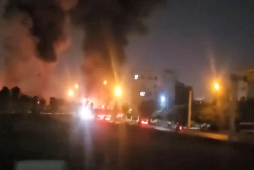 Billede som angiveligt viser røg ved Mehrabad-lufthavnen i Teheran i Iran. Ifølge iransk nyhedsbureau blev den natten til lørdag ramt af to projektiler.