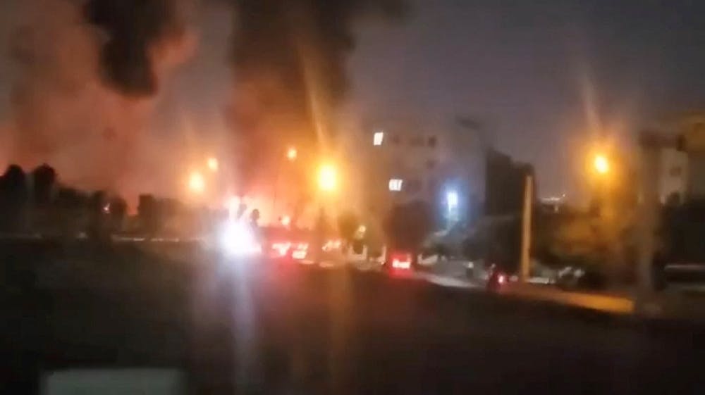 Billede som angiveligt viser røg ved Mehrabad-lufthavnen i Teheran i Iran. Ifølge iransk nyhedsbureau blev den natten til lørdag ramt af to projektiler.