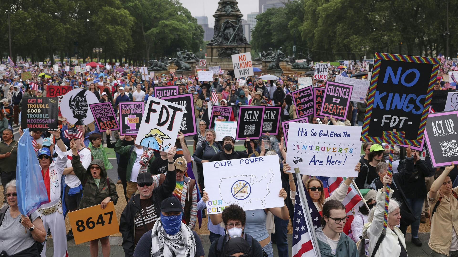 Det er Donald Trump selv, der har luftet ideen om at være konge i USA. Demonstranterne opfatter da også hans brug af magten som præsident netop sådan: som en præsident der forsøger at få al magt. Eller hvad man i andre lande kalder ikke en konge, men en diktator.