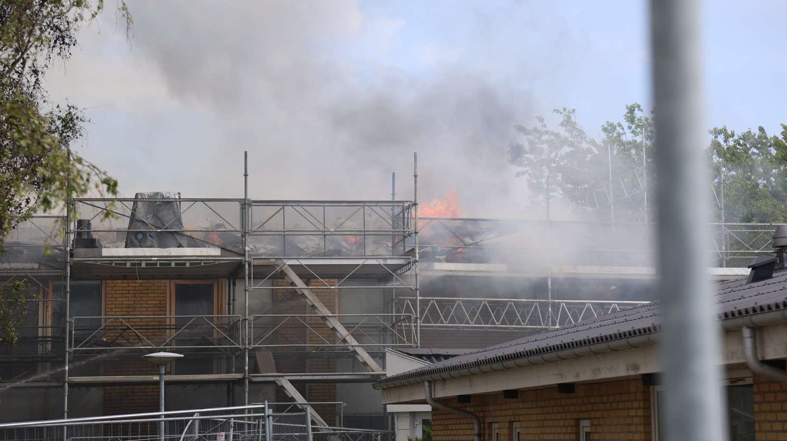Et plejehjem i Suldrup i Himmerland blev lørdag evakueret på grund af brand, oplyser Nordjyllands Politi på X. Alle beboere blev hurtigt bragt i sikkerhed, og ingen kom noget til.