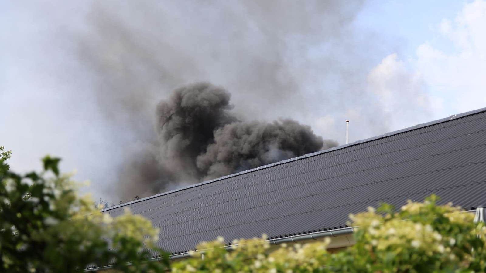 Et plejehjem i Suldrup i Himmerland blev lørdag evakueret på grund af brand, oplyser Nordjyllands Politi på X. Alle beboere blev hurtigt bragt i sikkerhed, og ingen kom noget til.