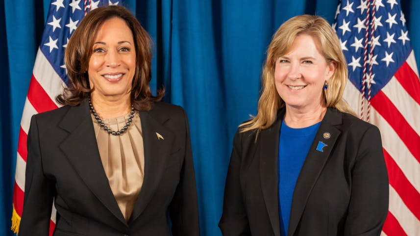 Her ses Melissa Hortman sidste år sammen med daværende vicepræsident og præsidentkandidat Kamala Harris.