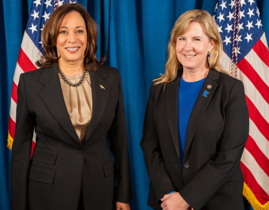 Her ses Melissa Hortman sidste år sammen med daværende vicepræsident og præsidentkandidat Kamala Harris.