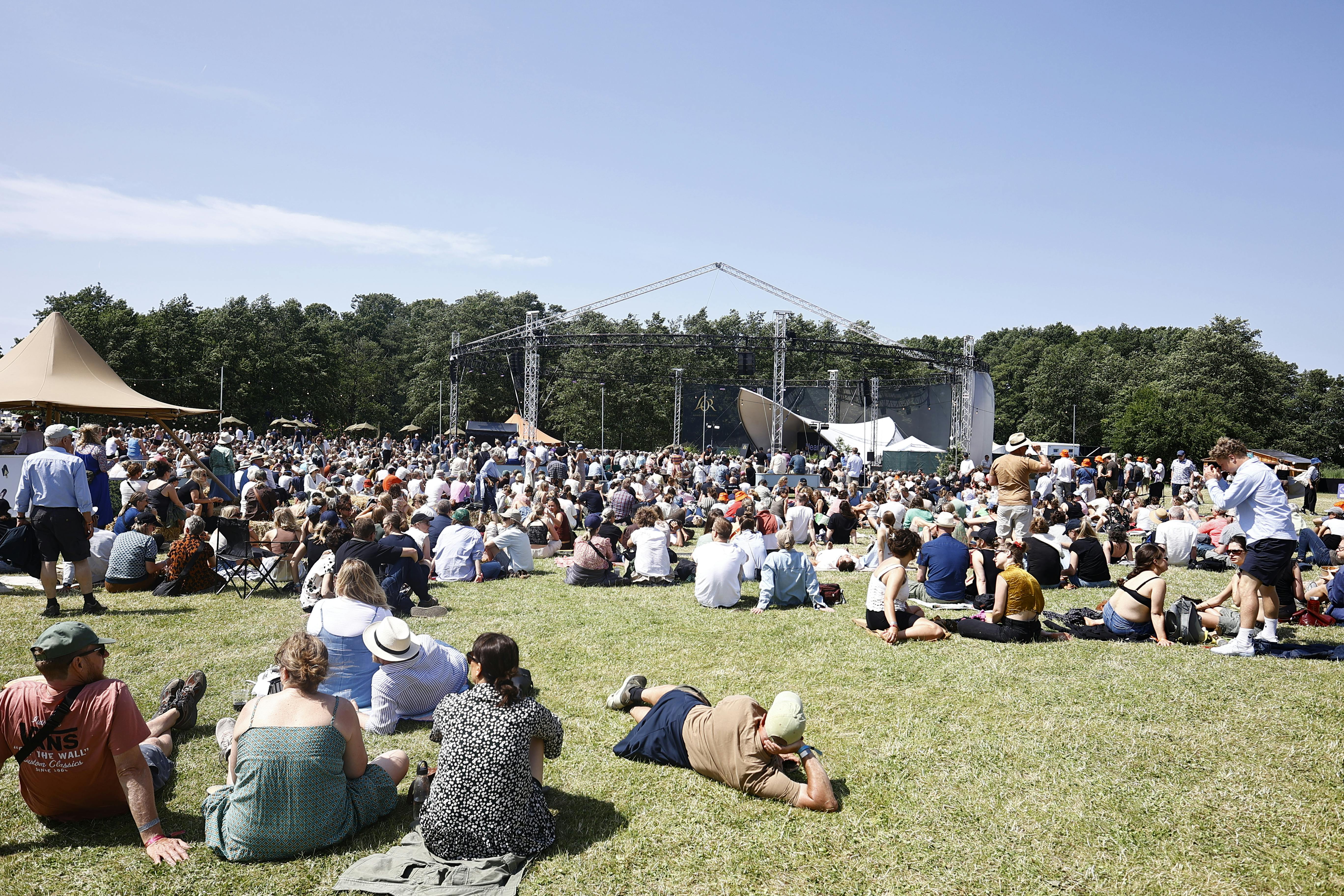 Det stormede til med festivalgæster, der skulle se Hella Joof og Anna Neye, til Podium-scenen på Heartland Festival. 