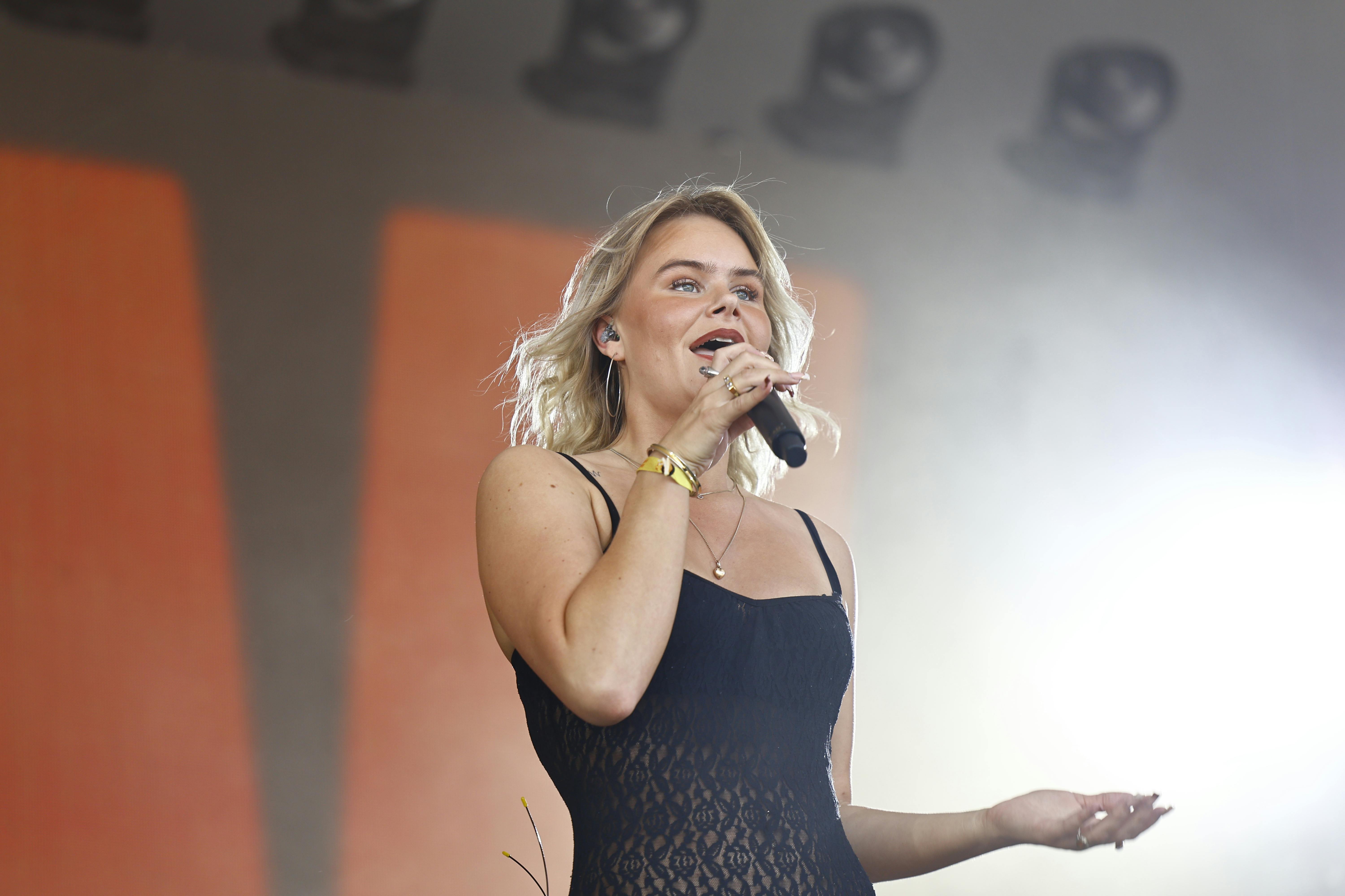Det ligner, at ANNIKA er ved at være rutineret på scenen. 