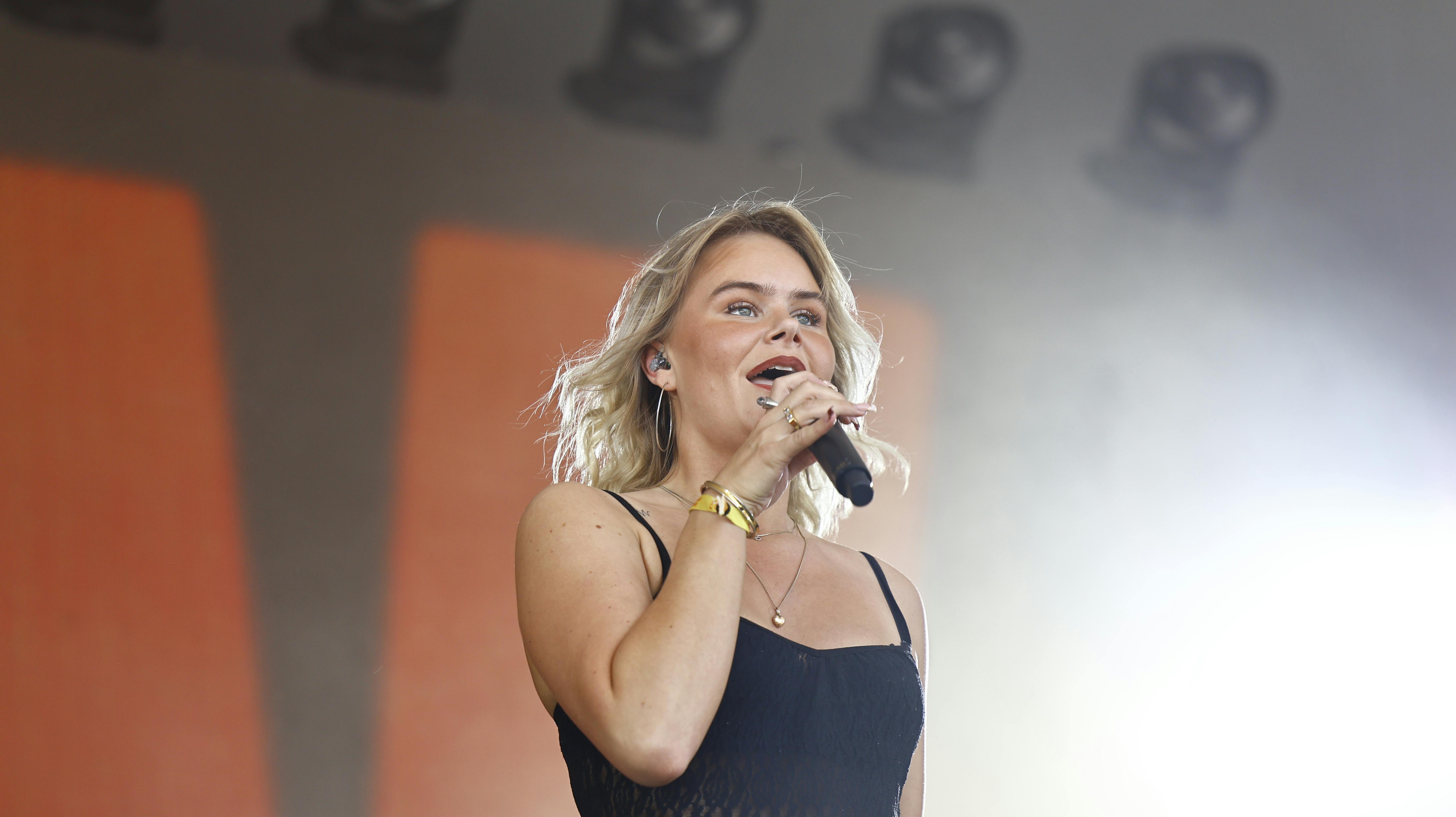 Det ligner, at ANNIKA er ved at være rutineret på scenen.