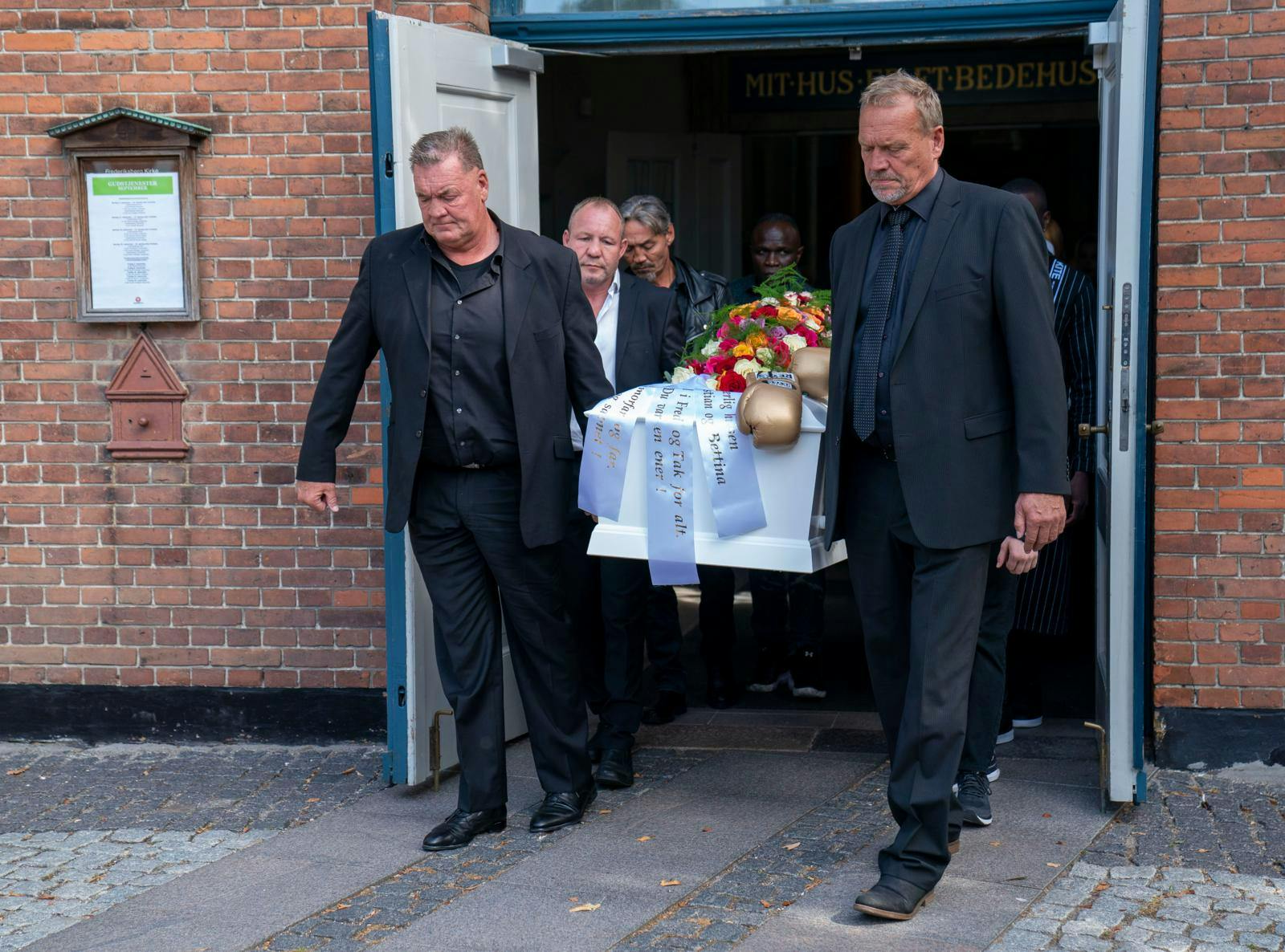 Brian Nielsen (t.v.) var med til at bære kisten ud.