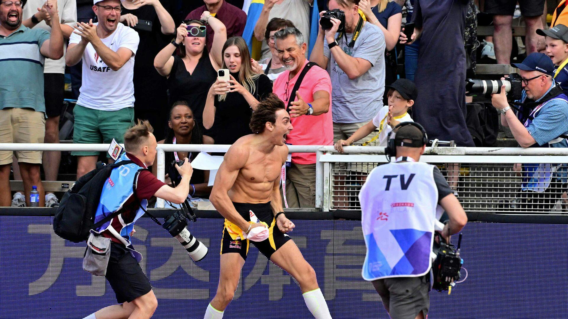 Armand Duplantis flåede trøjen af og løb ud til sin forlovede, Desiré Inglander, da det hele skulle fejres.