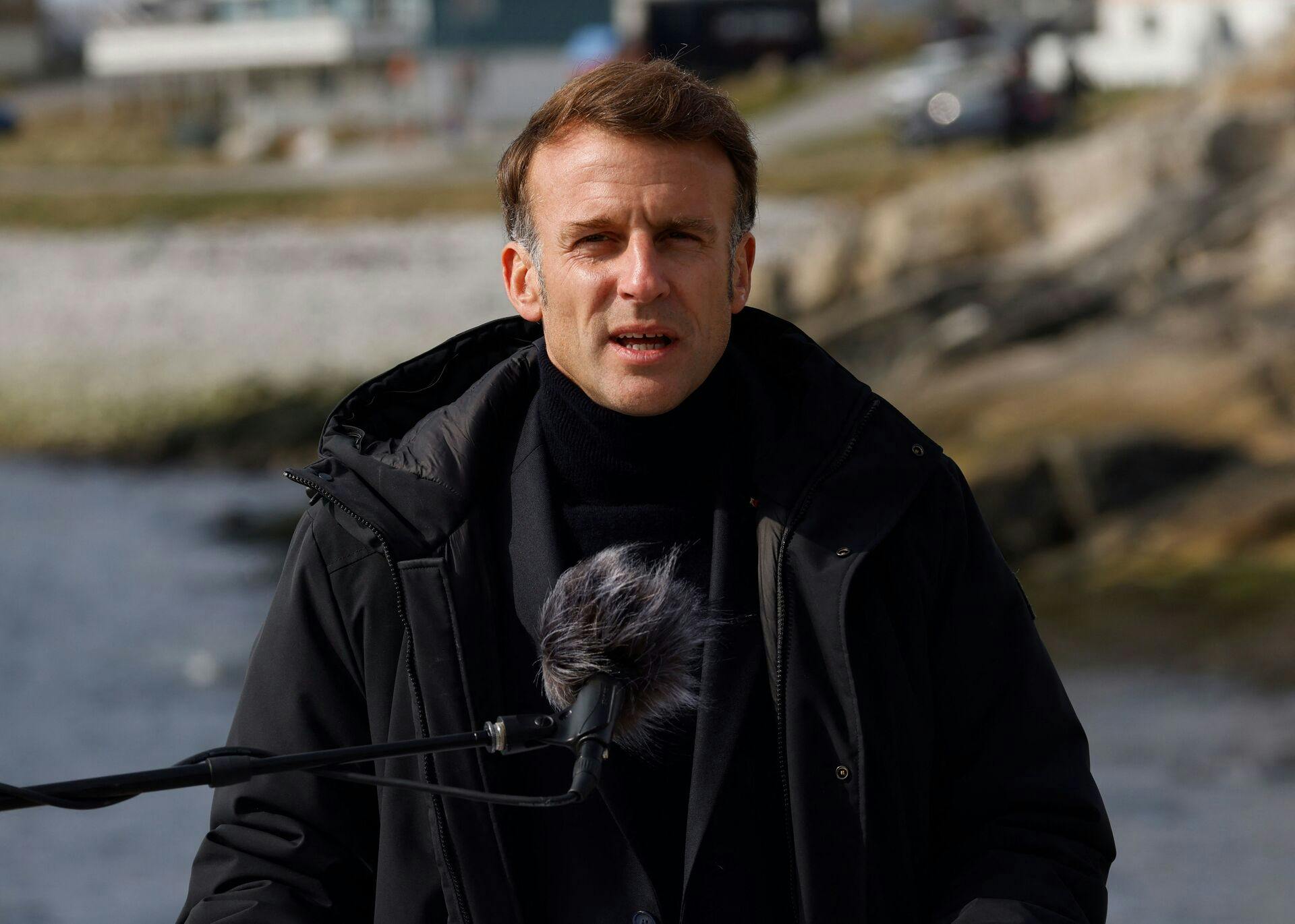 På et pressemøde søndag aften i Nuuk slår den franske præsident, Emmanuel Macron, fast, at de står helt bag Danmark og det grønlandske folk.