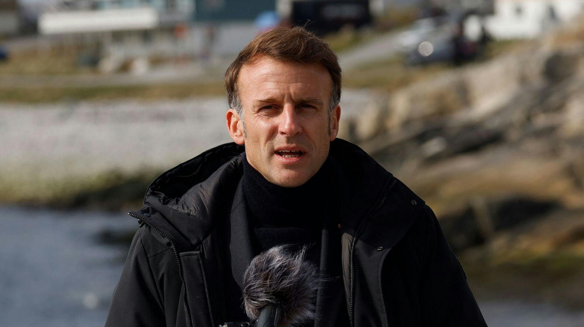 På et pressemøde søndag aften i Nuuk slår den franske præsident, Emmanuel Macron, fast, at de står helt bag Danmark og det grønlandske folk.