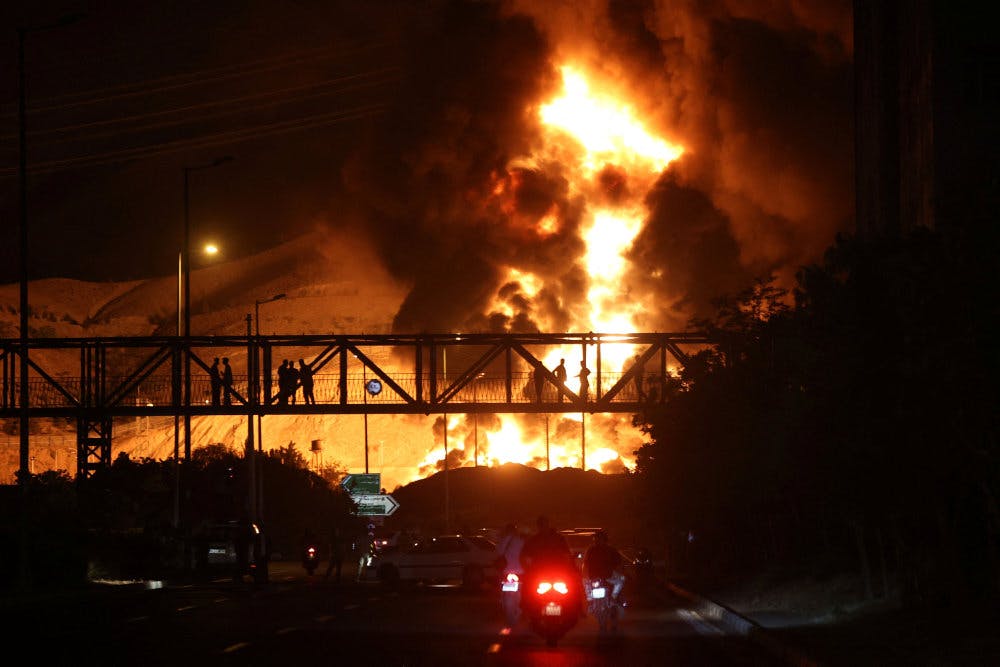 Lørdag aften brød der brand ud på et oliedepot i den iranske hovedstad, Teheran. Det skete efter et israelsk angreb, har Iran sagt. 