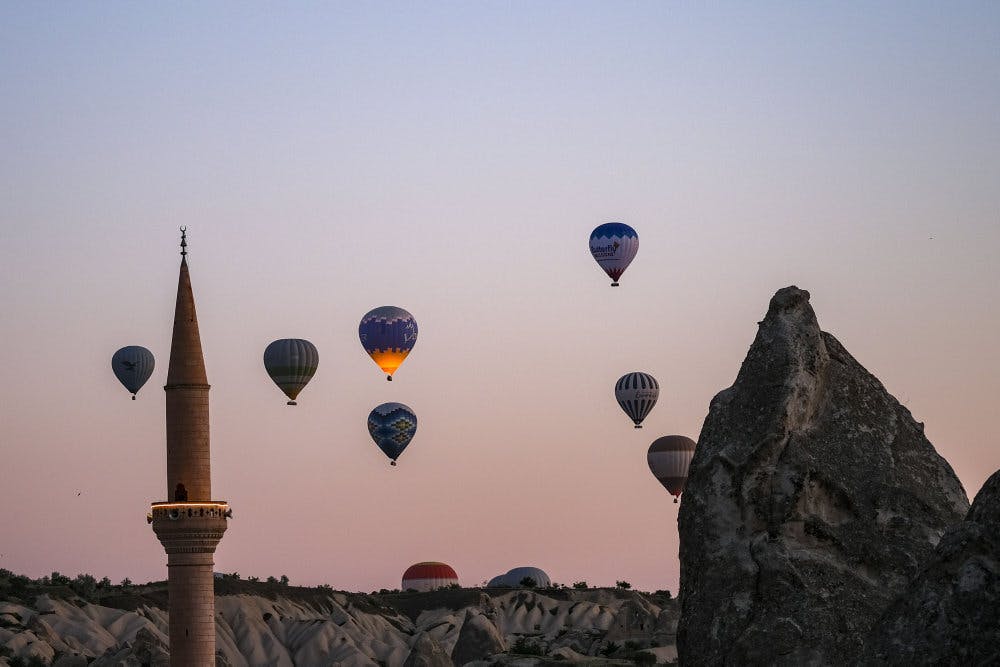 Det tyrkiske område Kappadokien er blandt andet kendt for sine luftballonture. Her ses luftballoner over nationalparken Greme i området. 